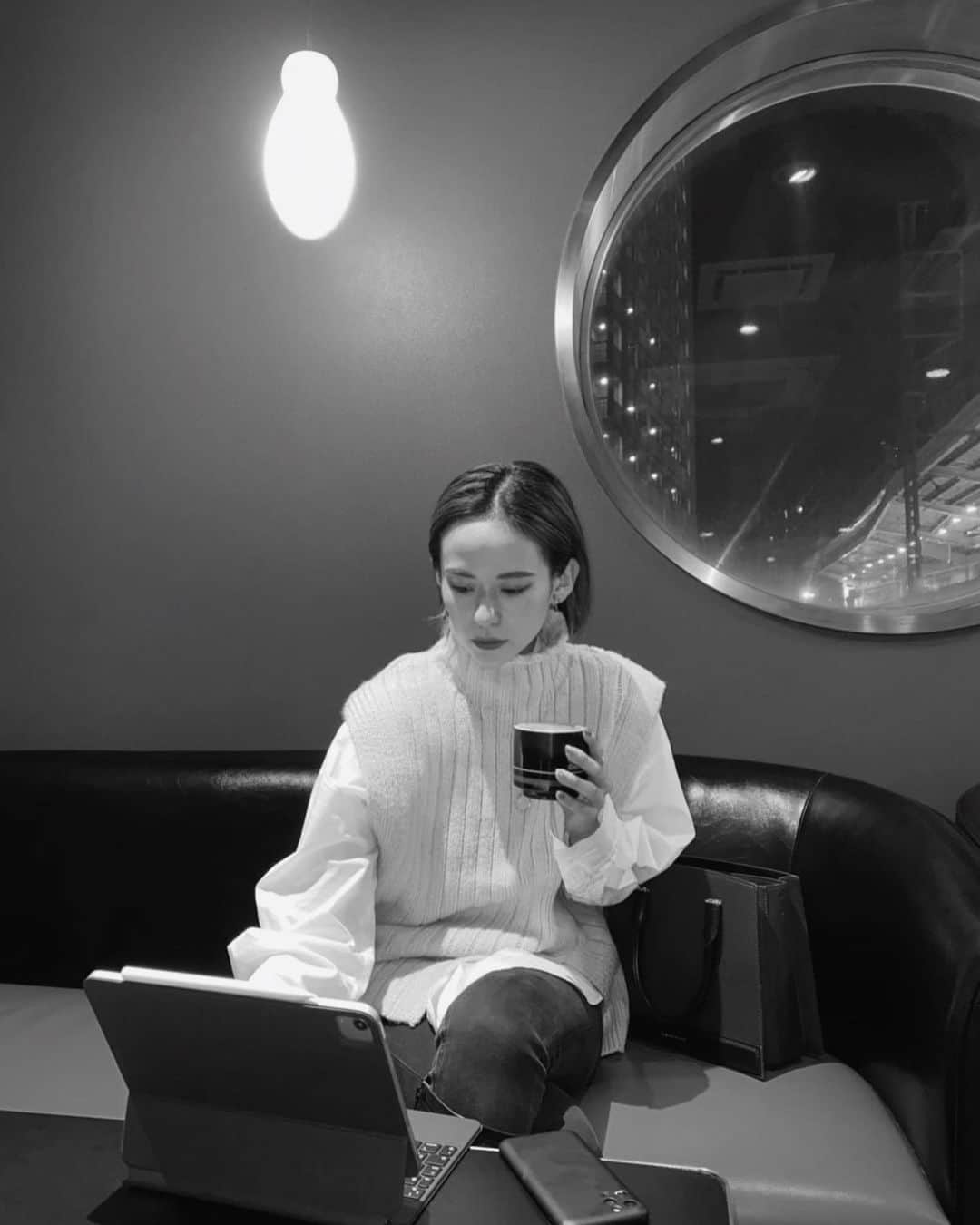 関本香里さんのインスタグラム写真 - (関本香里Instagram)「ㅤㅤㅤ ...💭 iPad買ったけど、まだまだ 全然使いこなせない🤷‍♀️ ㅤㅤㅤ 結局、紙とシャーペンが1番。笑 ㅤㅤㅤ ニットベストはあおちゃんPRODUCEの！ 可愛くてお気に入り💕 #murua」12月27日 19時33分 - kaori_sekimoto_