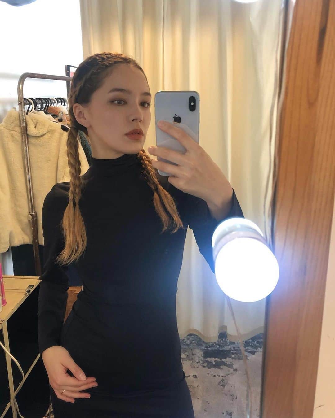 ステファニーのインスタグラム：「🖤⚡️ 年末だね〜。 徐々に体のメンテナンスも収めつつあります。 この前は初のベルベットスキン。 仕上がりはつるつるでお顔が卵状態でした！ ホームケアのビタミンと食事も気をつけて お肌よどんどん綺麗になぁ〜れ！ いつもありがとうございます♡。 @met_beauty_clinic」