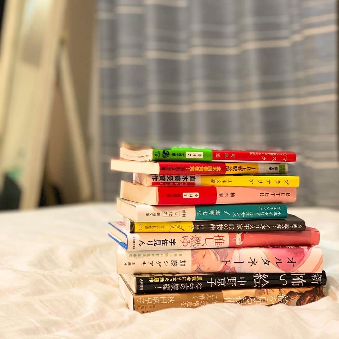 ベルのインスタグラム：「. 本を1万円分買いました。 全部で10冊。 詳しい紹介はYouTubeをご覧ください！  #読書好き #読書好きな人と繋がりたい #本が好き #本好きな人と繋がりたい #bookstagram #booklover #のベルズ」
