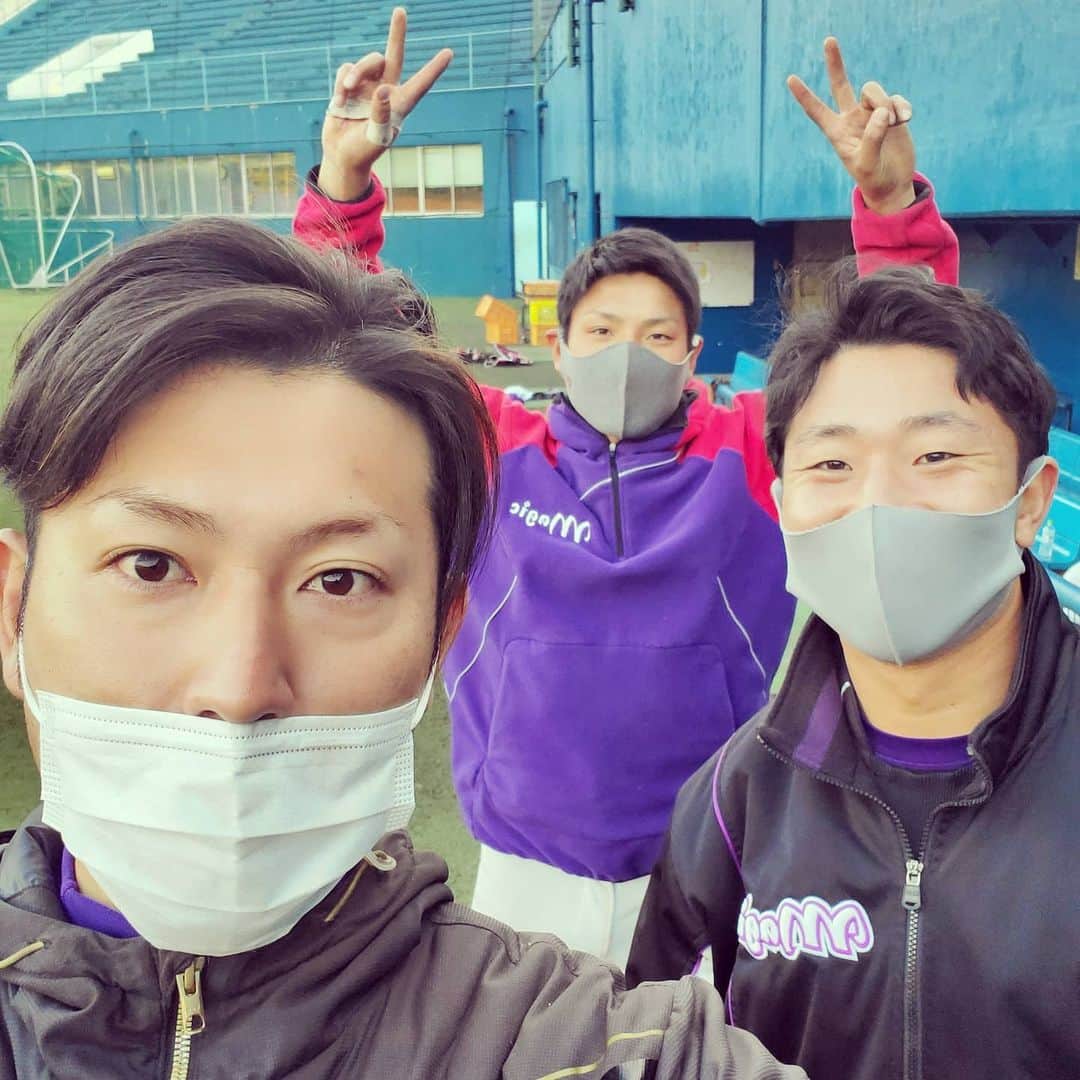 のインスタグラム：「お疲れ様です‼️  かずさマジックも納めを終えました😄 今年一年、本当に悔しいシーズンでした。  来年度は、応援して頂いてる皆様と共に 東京ドーム、京セラドームに行きましょう‼️  それが恩返しであり、僕達の役目だと 思っています‼️  沢山の応援本当にありがとうございました‼️ そして、今年も一年ありがとうございました‼️  来年度は、皆で笑える様に頑張ります😄  #かずさマジック  #君津球場 #君津#木更津#富津#袖ヶ浦 #キャッチャー陣  #中村心 コーチ #小関翔太 #中村誠 #伊藤寿真  #愉快な仲間 #小林諭尚 #飯迫恵士 #奈良原稔也 #内山翔太 #アルプロン #今年も一年間 #ありがとうございました #コロナに #負けるな #小倉 #横代  今現在、コロナウイルスが多くなって いる為、今回実家の福岡、小倉には 帰りません😭  小倉、横代の方良い年を😄(笑) それでは、おつでーす🙏🙏」
