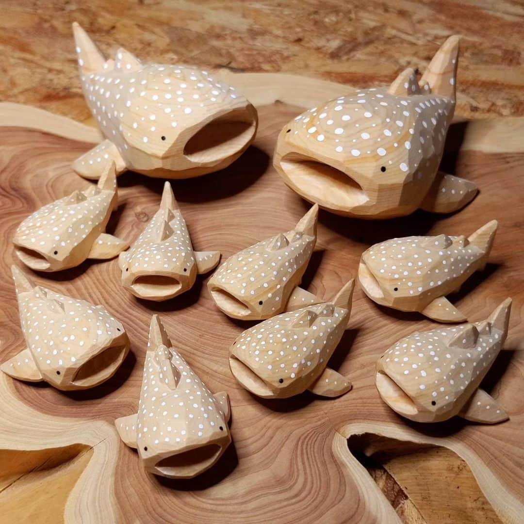 Seiji Kawasakiのインスタグラム：「木彫りのジンベイザメをたくさん作りました。  今日12/27　午後8時すぎからオンラインショップで販売します。よろしくお願いします！ https://seiji-kawasaki.stores.jp/」