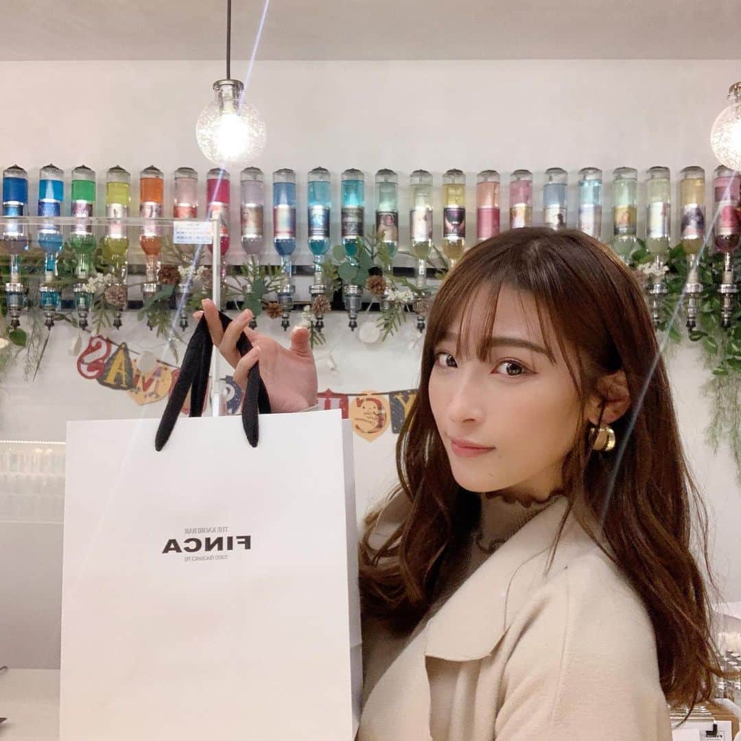 のインスタグラム：「. . 先日、ずーっと気にっなってた 香水専門店に行ってきました🍭 . 香水大好きなわたしからしたら 選んでる時間から楽しすぎた🍦 . 使うの楽しみ…🤤 . . #オフの日 #香水　#香水専門店　#finca」