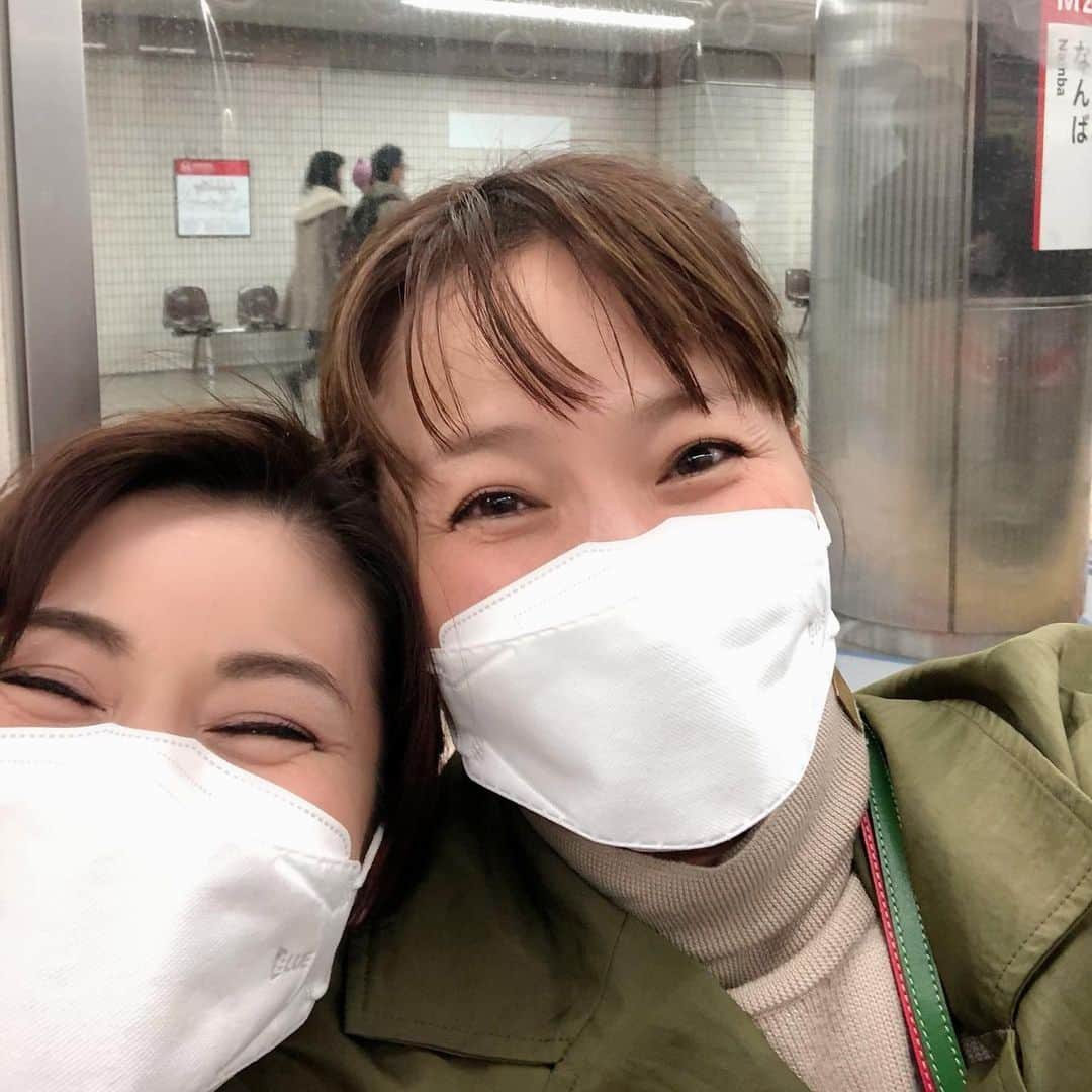 倉本康子さんのインスタグラム写真 - (倉本康子Instagram)「🌟 昨日無事に仕事納め致しました！ 2020も多くの皆様にお世話になりまして、ありがたかったです。  皆々様 ありがとうございました。 2021もよろしくお願い申し上げます！  画像は昨日久しぶりに一緒だった Mihoが撮ってくれてた画像😌 Mihoと一緒で楽しくて楽しくて 帰りの御堂筋線も楽しすぎた😆 (Miho！ほんとありがと！まーじでMihoと一緒で楽しかったわー！やっぱり貴女はいくつになっても天使だわ！)  動画もあるんだけど、うまくアップできないから画像のみw  #神やんの動画欲しい #Mihoアレンジの動画欲しい #やり方よくわかんない #御堂筋線 #あびこ #なんば駅でようやく大阪とわかる画像撮れました #中津で途中下車 #miho とは中津でバイバイ #mihoマスクもありがとう #27.allen @27.allen_miho  @27.allen_me.time #エコバッグ #サブバッグ #サブバッグはダブスタの #doublestandardclothing  #sov.」12月27日 19時41分 - yasuko_kuramoto_yakko