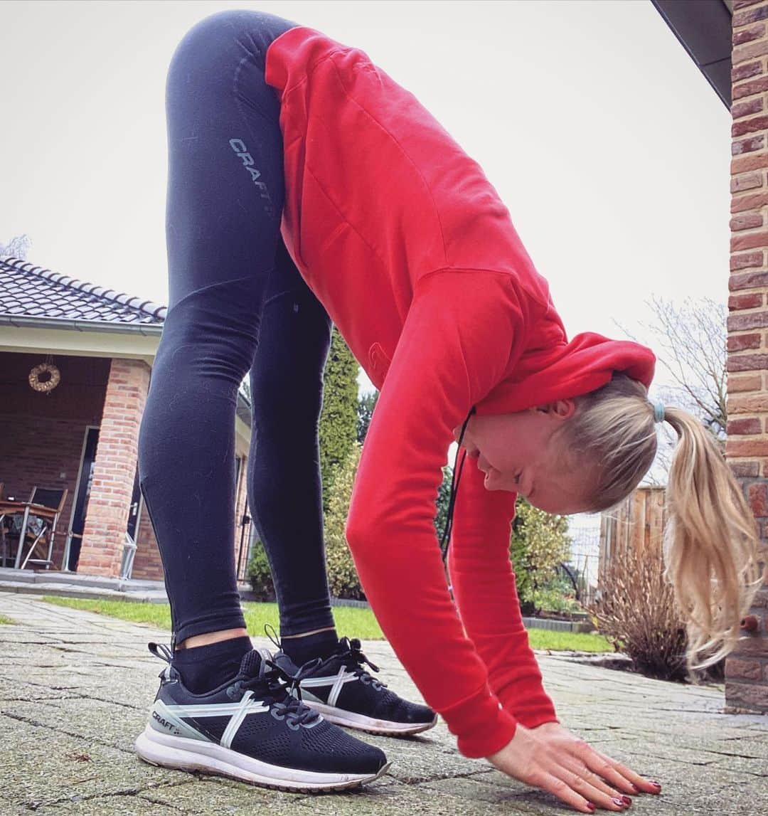 リーケ・ウェイファースのインスタグラム：「Why start January 1st?! This year has an open end to start already and keep doing great things for our health and fitness💪🏼 I challenge myself to do at least 1 small thing a day! You gonna join me?✨ It’s easy, it can be 10 squats, or 10 push-ups, or touch the ground for 10seconds! 🙌🏼😉 We always have endless opportunities to stay fit by ourselves, one thing & one step at a time💪🏼  Even when I really don’t feel like it, and sometimes it’s really hard to get myself to do it, I think of the feeling I will get finishing it. So I run & stretch and I feel totally proud of myself and ready for a new day!  Let me know and comment —>🔥 if you’re in! 💪🏼  ➡️Here are 3 ways to stretch: 1: from split position, knees and back straight 2: cross your legs for more hamstring stretch 3: bend 1 knee to stretch your calves as well  #getfit #bestrong #run #stretch #relax #comfy #socks #opend #startnow」