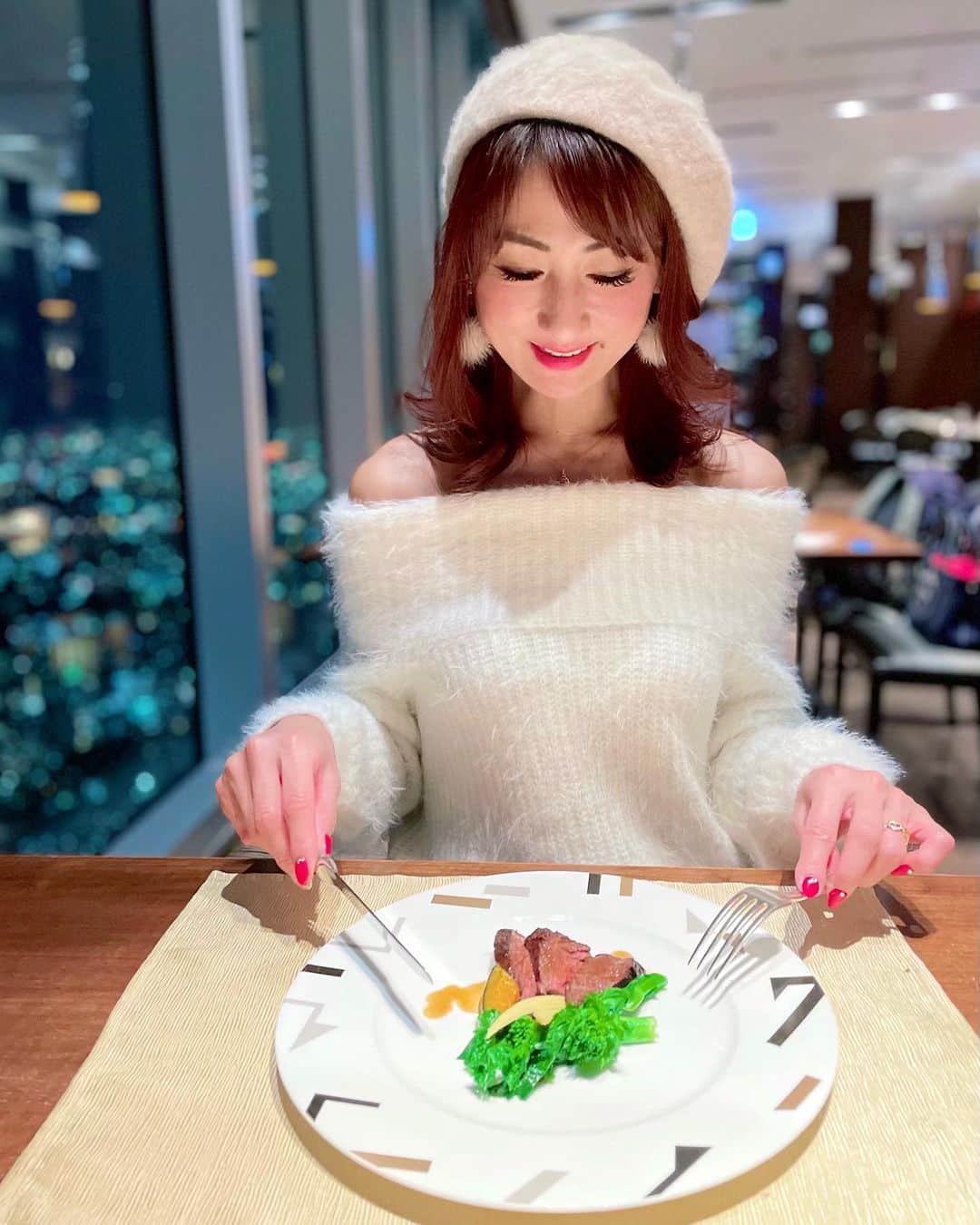 彩耶さんのインスタグラム写真 - (彩耶Instagram)「⭐︎⭐︎⭐︎ お肉を目の前に めっちゃ嬉しそう💕笑 ・ ・ 夜景はほんと綺麗だし✨Dinner は美味しいし〜😋💕 まんぞく顔がハンパないっ🥰 ・ 最高のロケーションが、さらにお料理を美味しくしてくれるような気がします😌✨🥂 ・ ・ お料理は 𝕤𝕨𝕚𝕡𝕖⇨⇨してね♡ ・ ・ ・ 〜𝘾𝙝𝙧𝙞𝙨𝙩𝙢𝙖𝙨🎄✨〜 #記録用post ・ 大阪マリオットホテル @osakamarriott_miyakohotel ・ ・ ・ ・ ・ ・ #大阪マリオットホテル #marriotthotel #大阪マリオット都ホテル #ZK #神戸牛 #marriottbonvoy  #marriottbonvoymoment#marriottbonvoylife #marriottbonvoy #marriott #spg #大阪 #ホテル #ひと足お先にクリスマス #クリスマス #ツリー #モデル #ウォーキング講師 #秘書 #風の時代 @marriottbonvoy」12月27日 19時53分 - 3aya11