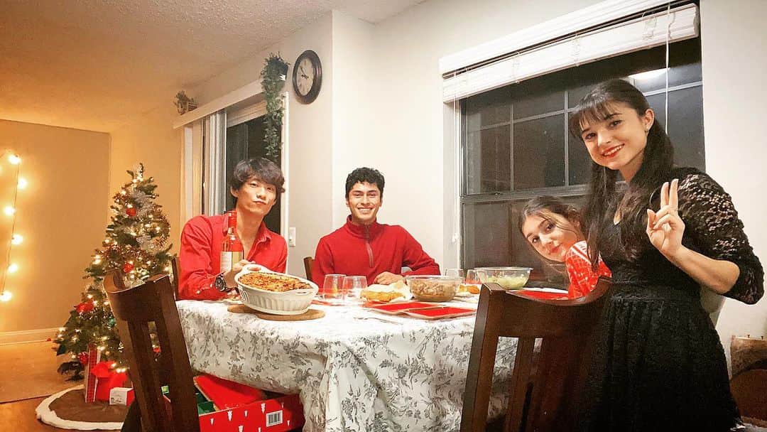 のインスタグラム：「#tbt #throwback #merrychristmas  . . #christmas #ディナー　#クリスマス　#クリスマスプレゼント #サンタ  #texas #アメリカ #テキサス #friends #santa #dress #hair #usa」
