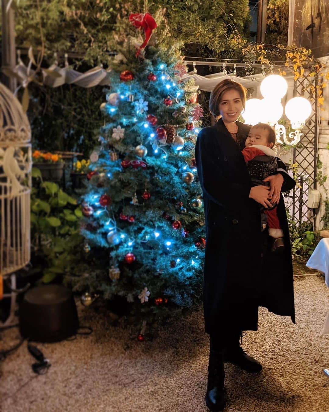 来夏のインスタグラム：「#👩🏻‍🍼 あっという間の年末🎄🎍 この一年は子どもの成長と、 私も心身ともにすごく変化を味わった😳  産後、傷の痛みや骨盤ぐらぐらで 近所の散歩がやっとだったのに 今は駆けまわる娘を追いかける日々です😅  低めの体勢で追いかけたり 約10キロの娘を抱きかかえてるので ぎっくり腰の経験ある私は ..う"っ、て瞬間がよくあります🥲 脚の付け根のつまりを感じたり 就寝時すらつらいほどですが、 いろんな腰のサポーターをもってる中で 最近使い始めた  @guardnerbelt がパワフルでおすすめです♩  ウエスト・骨盤・お尻周りにつけかえて ぽっこりお腹、腰痛改善、骨盤矯正の それぞれにアプローチできるよ✨  お尻周りをメインにつけるなら ひとつサイズ上がおすすめかも😉  1月3日まで使える500円OFFクーポン、 ぜひ使ってみて下さい♩ →【rai_guardner】  #ガードナーベルト #骨盤矯正　#腰痛改善 #骨盤ベルト #腰痛コルセット #姿勢改善 #PR」