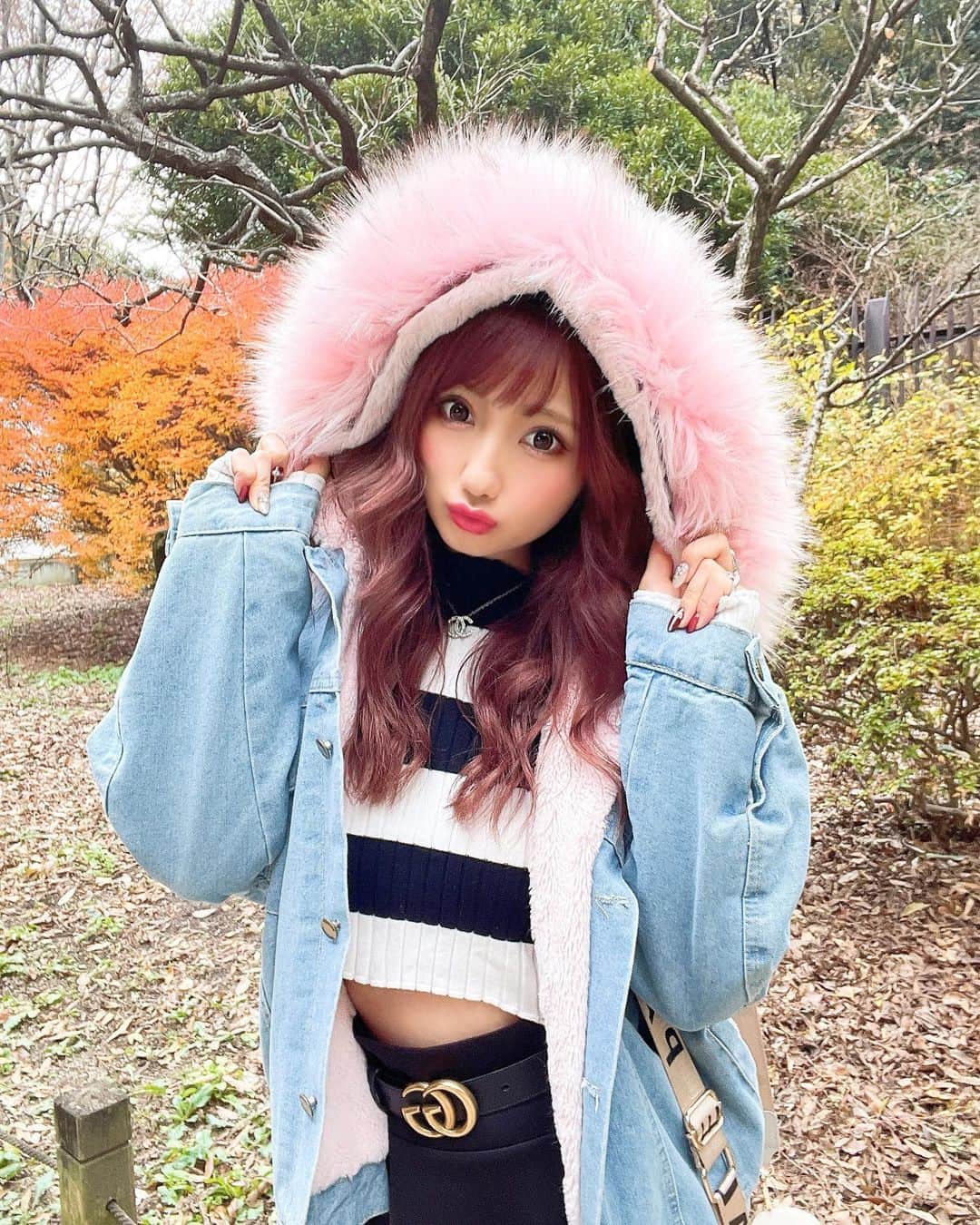 のインスタグラム：「⛄️💗⛄️💗⛄️💗﻿ ﻿ ピンク雪だるま腹チラコーデ🙈🌟笑﻿ ﻿ まだチラーーっと紅葉🍁があった﻿ 御苑前の公園。（笑）﻿ ﻿ #時差更新﻿ ﻿ ﻿ ﻿ #冬コーデ #冬服コーデ #ファージャケット  #ファー #ピンクヘアー #ピンクコーデ #腹チラ #ショート丈トップス #guccibelt  #gucci #女子会コーデ #デートコーデ #冬ネイル #ギャル #ぎゃる #公園コーデ  #ビジョビ #くびれ作り #脚痩せ #ダイエット」