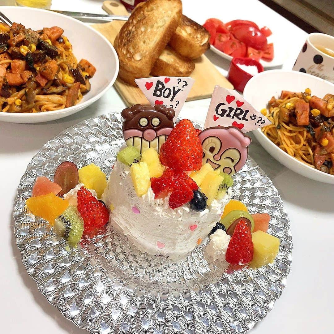Suzuさんのインスタグラム写真 Suzuinstagram 𝐁𝐎𝐘 𝐨𝐫 𝐆𝐈𝐑𝐋 サプライズ めっちゃ下手くそやけど ずっと憧れてた サプライズケーキを1人で作りました 検診でやっと性別わかって サプライズケーキ作り終わるまで に秘密にし