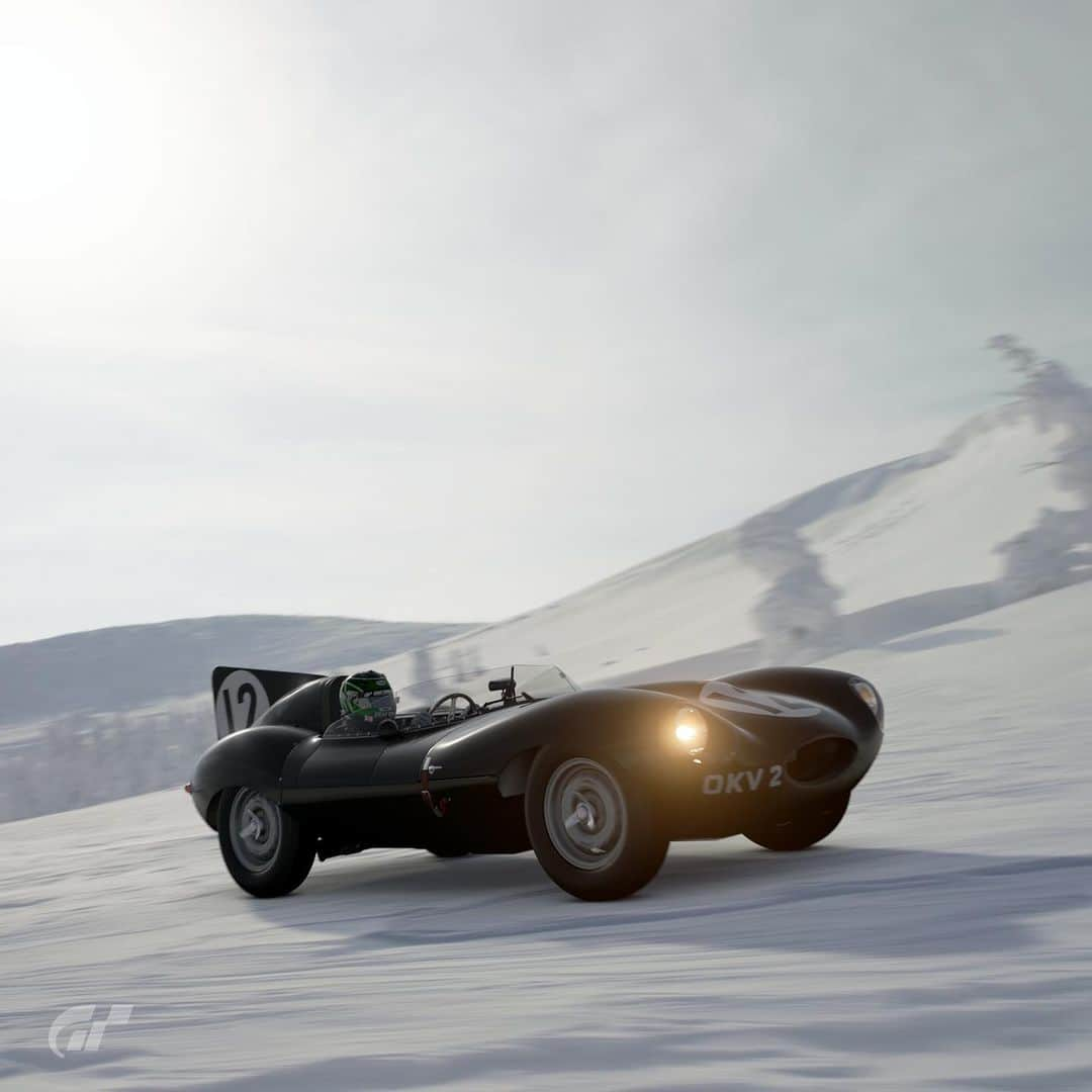 Jaguarさんのインスタグラム写真 - (JaguarInstagram)「Last year we created a series of scapes in @TheGranTurismo featuring our legendary #Dtype and #Etype. This year, the International Concours of Elegance, together with #JaguarClassic, recreated our shots for real in the stunning mountain town of #StMoritz, #Switzerland. Swipe to see how they compare.  #Jaguar #ClassicCars #Heritage #Vintage #CarsofInstagram #InstaCar #Snow #Drifting #SeasonsGrettings」12月27日 20時02分 - jaguar