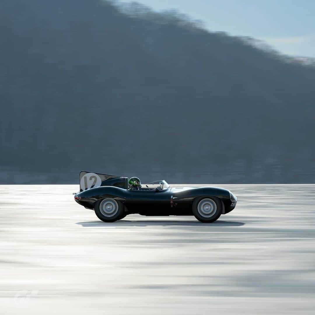 Jaguarさんのインスタグラム写真 - (JaguarInstagram)「Last year we created a series of scapes in @TheGranTurismo featuring our legendary #Dtype and #Etype. This year, the International Concours of Elegance, together with #JaguarClassic, recreated our shots for real in the stunning mountain town of #StMoritz, #Switzerland. Swipe to see how they compare.  #Jaguar #ClassicCars #Heritage #Vintage #CarsofInstagram #InstaCar #Snow #Drifting #SeasonsGrettings」12月27日 20時02分 - jaguar