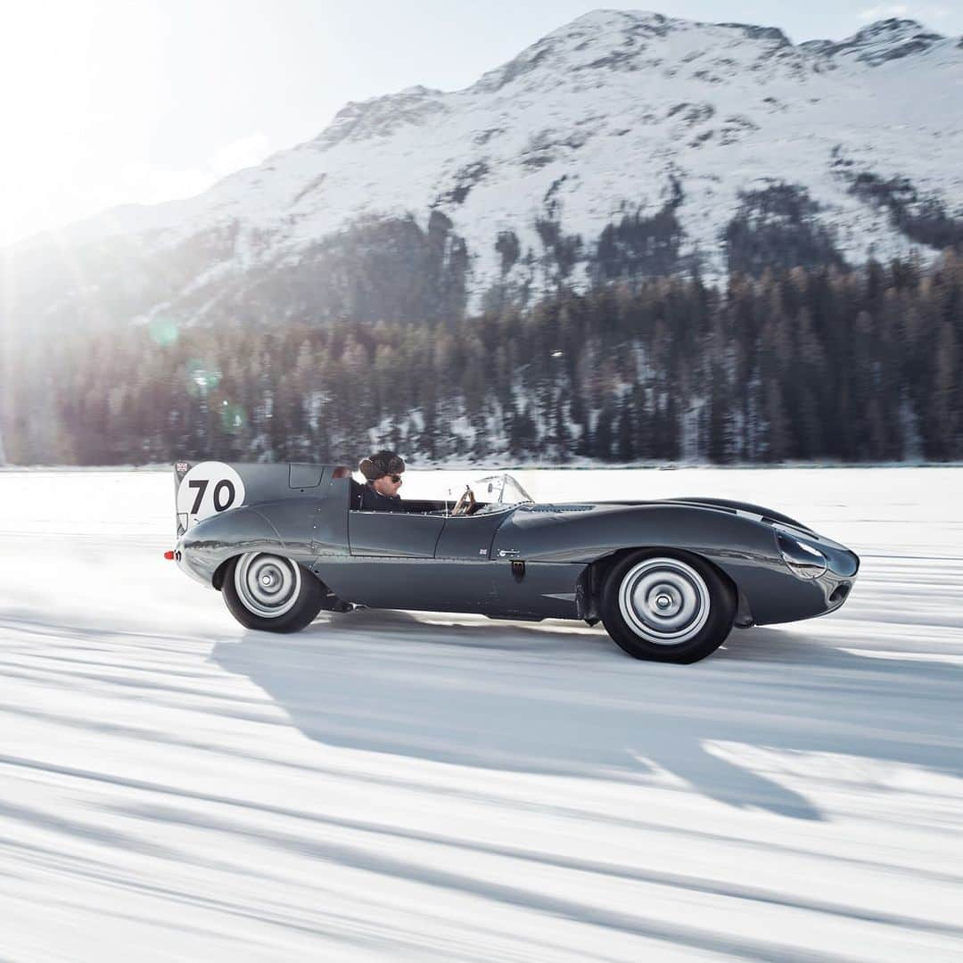 Jaguarさんのインスタグラム写真 - (JaguarInstagram)「Last year we created a series of scapes in @TheGranTurismo featuring our legendary #Dtype and #Etype. This year, the International Concours of Elegance, together with #JaguarClassic, recreated our shots for real in the stunning mountain town of #StMoritz, #Switzerland. Swipe to see how they compare.  #Jaguar #ClassicCars #Heritage #Vintage #CarsofInstagram #InstaCar #Snow #Drifting #SeasonsGrettings」12月27日 20時02分 - jaguar