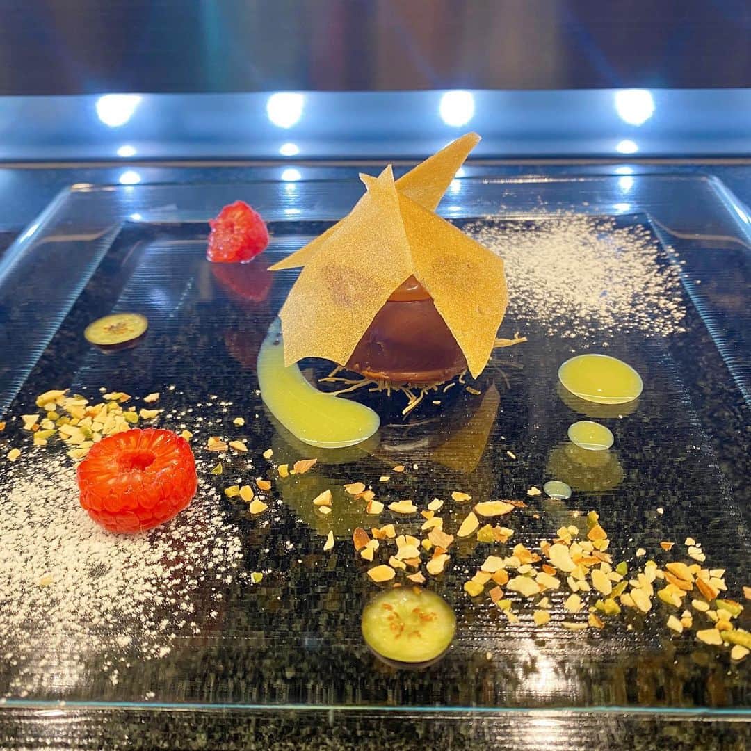 牛窪万里子さんのインスタグラム写真 - (牛窪万里子Instagram)「今年のスイーツ食べ納め。 京橋エドグランに店舗を構えるToshi Yoroizukaにて紅玉を丸ごと一つ使いオーブンでじっくり焼き上げたさくさくのパイ生地「タルトタタン」のコースを頂きました♪  友人は「スフレオピスターシュ」というストロベリーソースやチョコレート入りの濃厚ピスタチオスフレ。  鎧塚シェフが厨房でＮew Year Dessert Liveの試作を作る合間、カウンターに来て下さいました。  前菜には濃厚なチョコのムースもサービスされ、この贅沢な内容で2000円とはお得な気分♡  2020年の最後に贅沢なデザートを頂けてHappy でした。  #デザート #スイーツ #スイーツ食べ納め  #toshiyoroizuka  #京橋エドグラン  #sweets #dessert  #instafood #omnomnom #foodporn #food #foodie #photooftheday #instagood  #igers #picoftheday  #マイクロインフルエンサー #インスタグラマー #スイーツ好きな人と繋がりたい  #スイーツ女子  #instagood  #instadaily  @toshiyoroizuka @genic_cafe  @genic_sweets」12月27日 19時55分 - mariko_ushikubo
