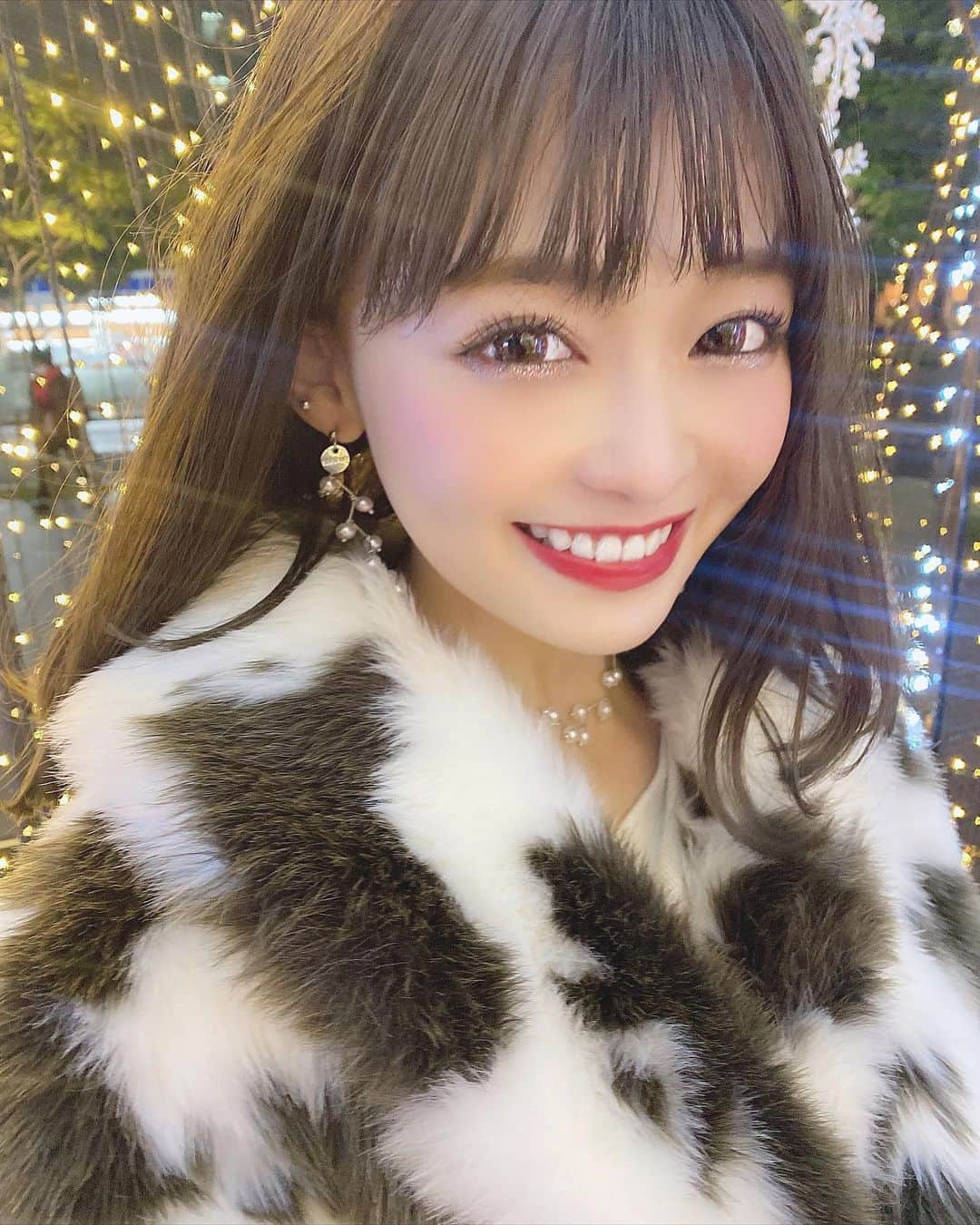 りなてぃさんのインスタグラム写真 - (りなてぃInstagram)「﻿ ﻿ ﻿ たのしそ〜。😂♡﻿ ﻿ ﻿ クリスマスが終わると急に1年が終わる実感がわいてくる...🥺﻿ 今年も残り4日だね...💭﻿ ﻿ 悔いがないよう、あと少し頑張ろう〜💪🏻♡﻿ ﻿ ﻿ 昨日ストーリーにも載せたんだけど﻿ ぐるめアカウントつくりました🍳﻿ ﻿ 名古屋に旅行来るときにはもちろん、﻿ TABOO.Kに遠方から来てくださる方が本当に多くて﻿ 美容院行ってすぐ帰っていく子が多いって👨🏻から聞いてたから﻿ そういう方にも、少しでも名古屋を楽しんでもらえたらいいな😌♡﻿ ﻿ 名古屋以外のグルメも﻿ 自分の記録用として載せてるので﻿ よかったら見てみてね🍳❤︎﻿ ﻿ ☞ @tea_25f﻿ ﻿ ﻿ そして前に今年ラストの質問コーナーやったけど﻿ 最近みんなとの関わり少なくなってしまってるから﻿ もう1回やろかな😌💓﻿ ﻿ ストーリーでこのあと載せるから﻿ よかったら今年最後、お話ししよ〜う😚♡﻿ ﻿ ﻿ #merue #メルエ #アクセサリー ﻿ #make #makeup #メイク#メイクアップ﻿ #カラコン #ootd #outfit #coordinate﻿ #コスメ好き  #自まつ毛メイク #りなてぃー ﻿ ﻿ ﻿ ﻿ ﻿ ﻿ ﻿ ﻿ ﻿」12月27日 19時57分 - rinatea_25