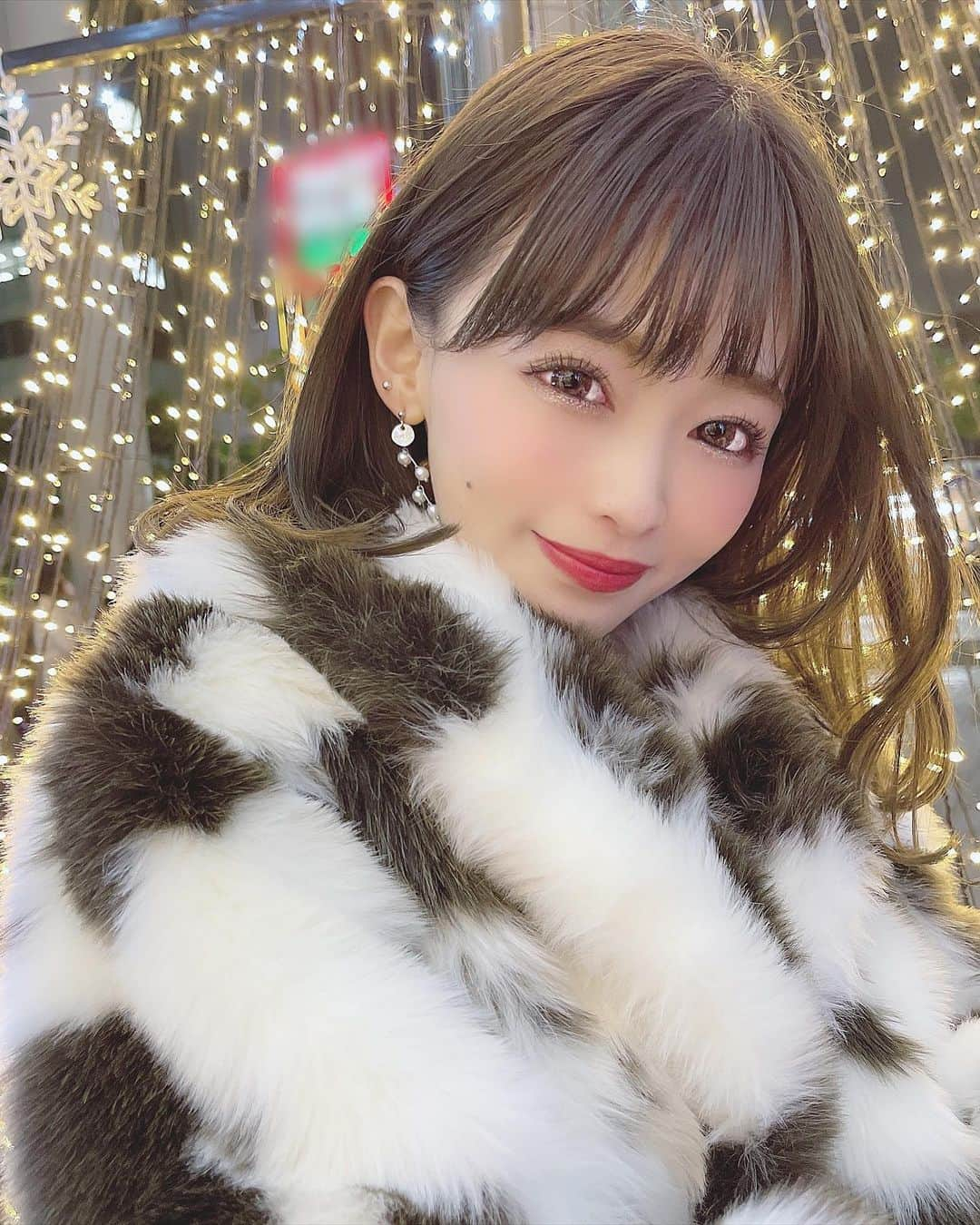 りなてぃさんのインスタグラム写真 - (りなてぃInstagram)「﻿ ﻿ ﻿ たのしそ〜。😂♡﻿ ﻿ ﻿ クリスマスが終わると急に1年が終わる実感がわいてくる...🥺﻿ 今年も残り4日だね...💭﻿ ﻿ 悔いがないよう、あと少し頑張ろう〜💪🏻♡﻿ ﻿ ﻿ 昨日ストーリーにも載せたんだけど﻿ ぐるめアカウントつくりました🍳﻿ ﻿ 名古屋に旅行来るときにはもちろん、﻿ TABOO.Kに遠方から来てくださる方が本当に多くて﻿ 美容院行ってすぐ帰っていく子が多いって👨🏻から聞いてたから﻿ そういう方にも、少しでも名古屋を楽しんでもらえたらいいな😌♡﻿ ﻿ 名古屋以外のグルメも﻿ 自分の記録用として載せてるので﻿ よかったら見てみてね🍳❤︎﻿ ﻿ ☞ @tea_25f﻿ ﻿ ﻿ そして前に今年ラストの質問コーナーやったけど﻿ 最近みんなとの関わり少なくなってしまってるから﻿ もう1回やろかな😌💓﻿ ﻿ ストーリーでこのあと載せるから﻿ よかったら今年最後、お話ししよ〜う😚♡﻿ ﻿ ﻿ #merue #メルエ #アクセサリー ﻿ #make #makeup #メイク#メイクアップ﻿ #カラコン #ootd #outfit #coordinate﻿ #コスメ好き  #自まつ毛メイク #りなてぃー ﻿ ﻿ ﻿ ﻿ ﻿ ﻿ ﻿ ﻿ ﻿」12月27日 19時57分 - rinatea_25