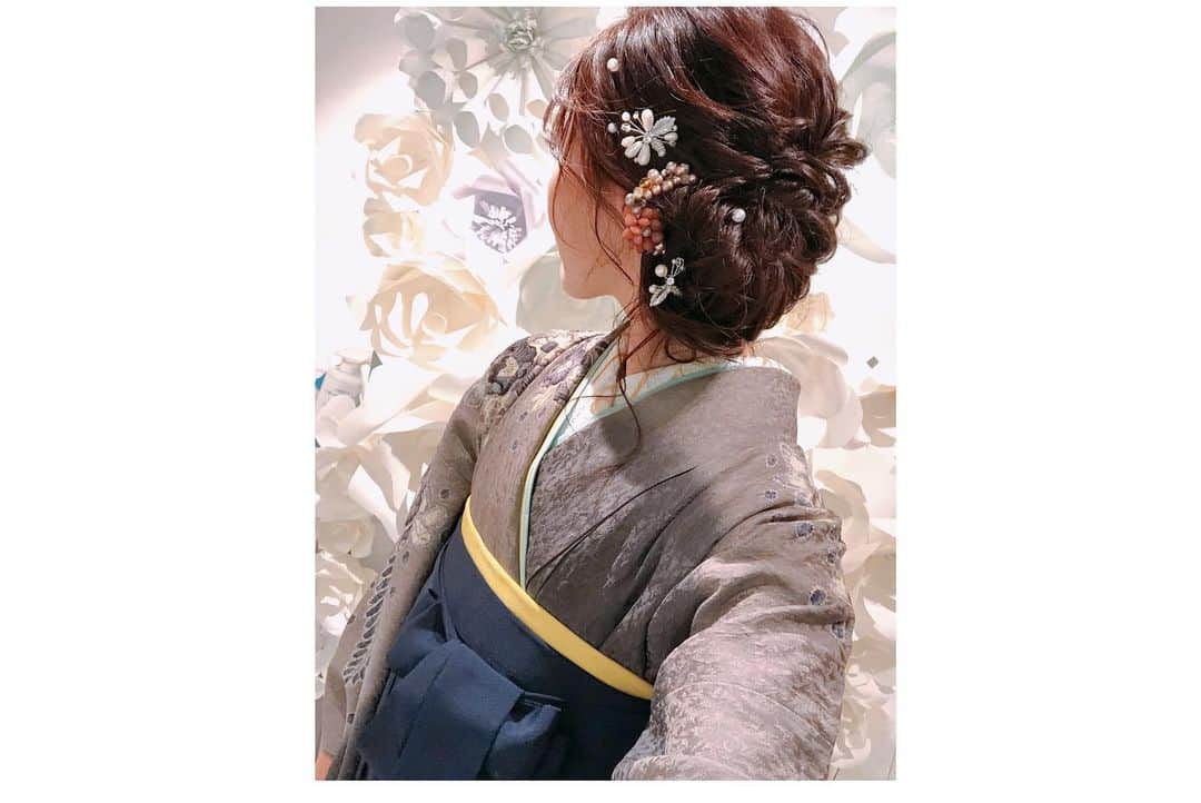 松本紗依さんのインスタグラム写真 - (松本紗依Instagram)「👘 * ラスト3着目！！ 雰囲気がグッと大人っぽい袴で、自分の中でも新境地の雰囲気でした😳✨ 半衿はゴージャスに金色、重ね衿と袴帯には差し色として黄色が入り、華やかかつ大人上品な袴です☺️ * 先生など、生徒の卒業式に着ていける大人な袴ですね😊 * 髪飾りは上品にパールを散りばめて飾ってます🥰 髪型は大人な袴なので、前髪アップに横の髪もあげています🙆‍♀️ 髪飾りはパールを散りばめて使い、大人な上品さを際立たせてます🥰 * 大人な袴に合わせて、少し表情も変えたりと、楽しい撮影でした😊 * 3着とも着付けしてる時にたくさん着物の事を教えて頂いてすっごく楽しかったです😊 ありがとうございました☺️ * #スタジオゼロ #袴 #振袖 #袴レンタル #着付け #ヘアメイク #卒業式 #先生 #袴ヘア #和装 #和装ヘア #写真 #思い出」12月27日 20時00分 - sayo_rinrin