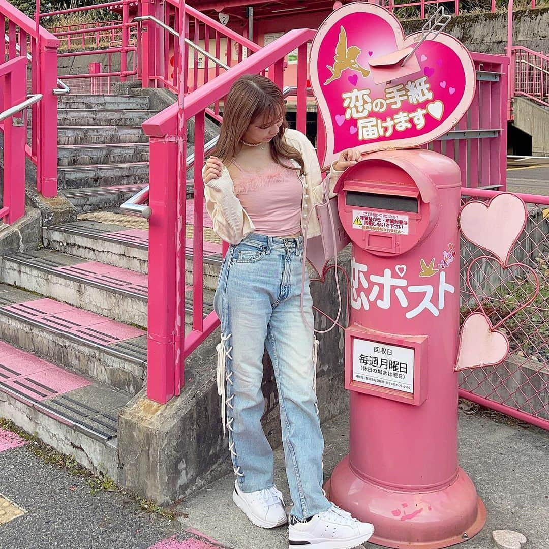 tomomi ❤︎ よしはしともみ ❤︎さんのインスタグラム写真 - (tomomi ❤︎ よしはしともみ ❤︎Instagram)「. . ぜーんぶPINKの駅💗恋山形駅💒 . . 山の中に突然ピンクな駅が現れてびっくり🚃💕 通称恋が叶う駅で「恋山形駅」！ . . とにかく全部ピンクピンクでした🌸 なんか遠すぎて顔が加工できなくて 顔薄っぺらいまんまなのがフォトジェニックさマイナス80点です。笑 . . #tottori #koiyamagatastation #koiyamagata #tottoritrip #tottoritravel #鳥取旅行 #鳥取観光 #恋山形駅 #鳥取 #コーデ #旅行コーデ #国内旅行 #ピンクスポット #フォトジェニック #フォトジェニックスポット #ピンクコーデ #ハニーミーハニー #旅行 #gotoキャンペーン #gotoトラベル #デニムコーデ #スニーカーコーデ」12月27日 20時00分 - tomomi_yoshihashi