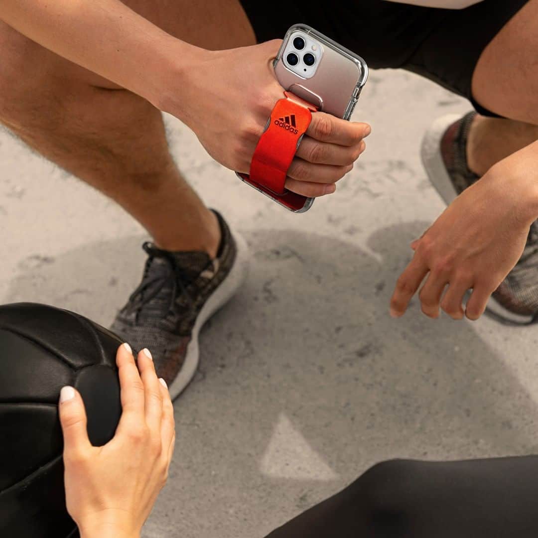 Telecom Lifestyleのインスタグラム：「GRIP CASE - Lets you keep your phone in your hand while you run, and offers a horizontal and vertical stand function that allows you to watch workout videos more easily.  Shop now at www.adidascases.com -- #heretocreate #adidasrunning #adidastraining」