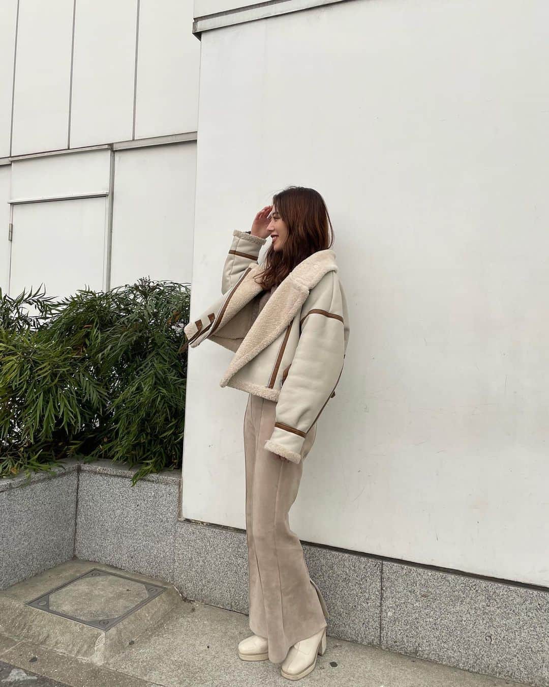 上地雅弥 MURUAのインスタグラム：「ベルトフェイクムートン👚待望の再・再入荷🙌 . 2色目買ってるスタッフいたけど気持ち分かるなぁ〜。。笑 デザインは勿論だけど、この価格でこの質だったら買っとこかな？！ってなるww . しかも、思ってる以上に暖かい🥺 そりゃ毎日着たくなるよなぁ。。🤣 . . #murua #murua_official #murua_by_staff #ベルトフェイクムートンブルゾン」