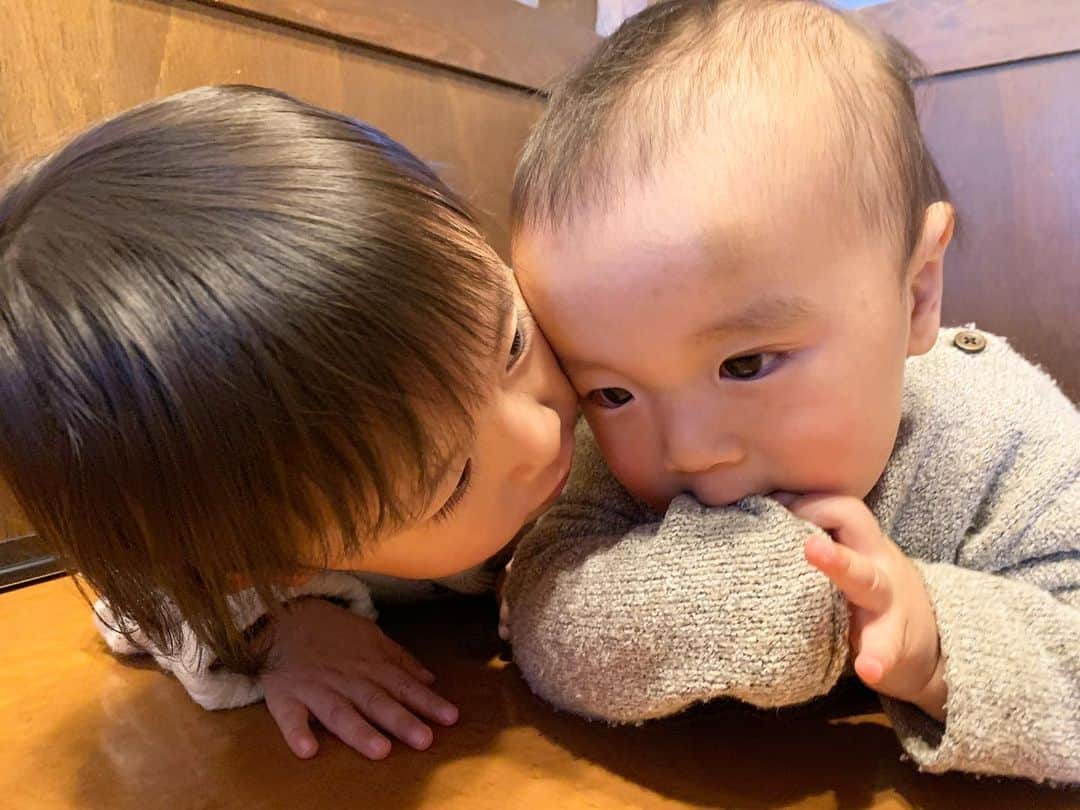 ᴋᴀɴᴀᴋöさんのインスタグラム写真 - (ᴋᴀɴᴀᴋöInstagram)「1歳年下の お友達と🕊🌿 * レン君に弟が出来たら、こんな感じなのかな🥰✨ 最後のpicの👶🏻が、こんなに大きくなったよ🥺🙏🏻💕  * 📹①→ お昼寝しちゃったレン君、👶🏻 の💋で起こされるハプニング笑🤣💕 * 📹②→いつも👦🏻👦🏻のお友達と遊んでもらう事が多いので、自分より小さな子と どう接していいか分からなくて…困ってるレン君🤣💕 来年は、一緒に遊べるようになってるかな😌🌿 * #ほっこり#お友達#男の子#riorukaren_movies_」12月27日 20時03分 - kanakokko_34_