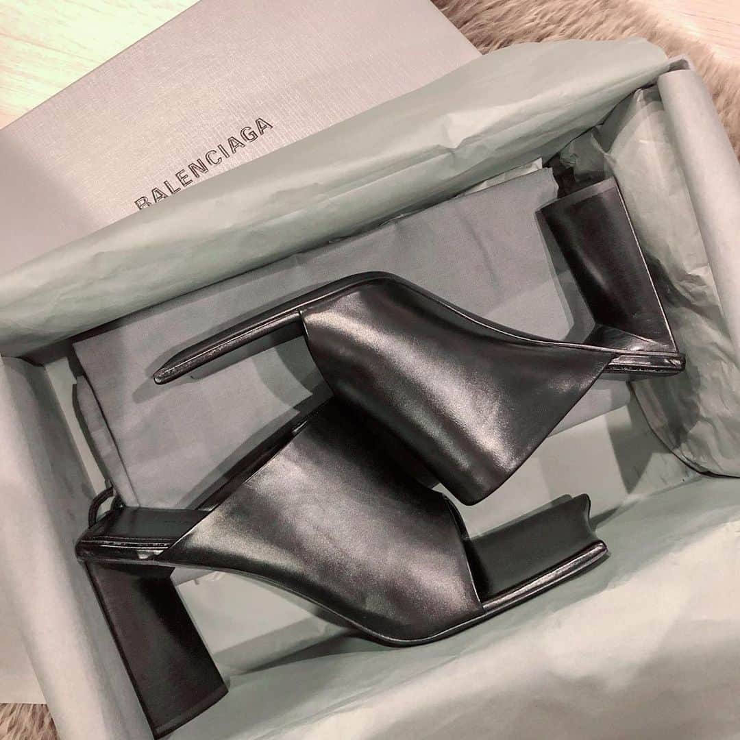 AYUMIのインスタグラム：「. ・ 私にもクリスマスに🎅さんが来てくれたよ🎁笑 ・ このシリーズ本当好き🤍 ・ 早く履きたいな♡♡ ・ ・ @balenciaga」