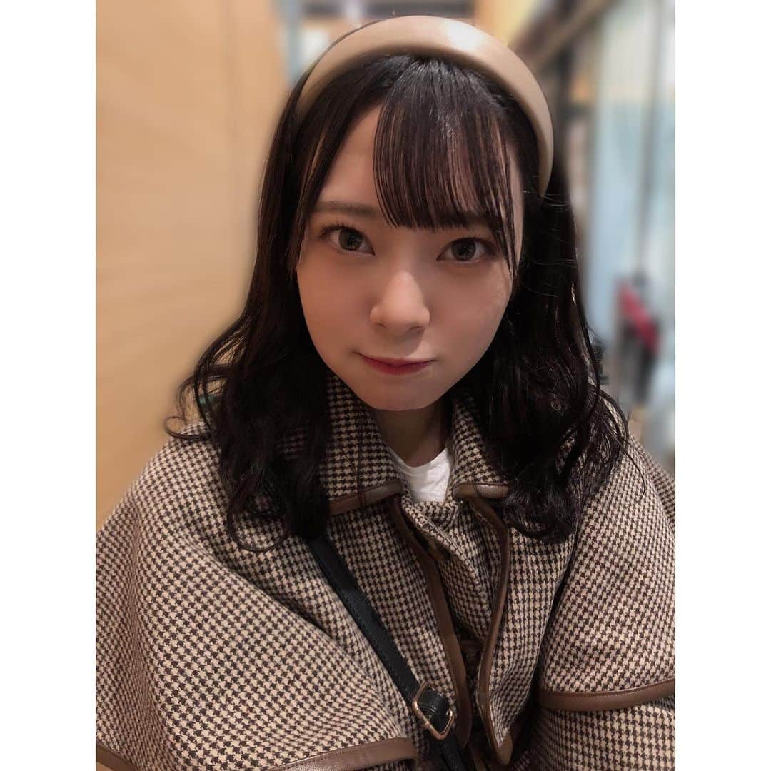 山田寿々のインスタグラム：「すき〜？☺️❤︎﻿ ﻿ ﻿ #heather #ケープコート #あいねねコラボ #あいねねケープコート #カチューシャ」