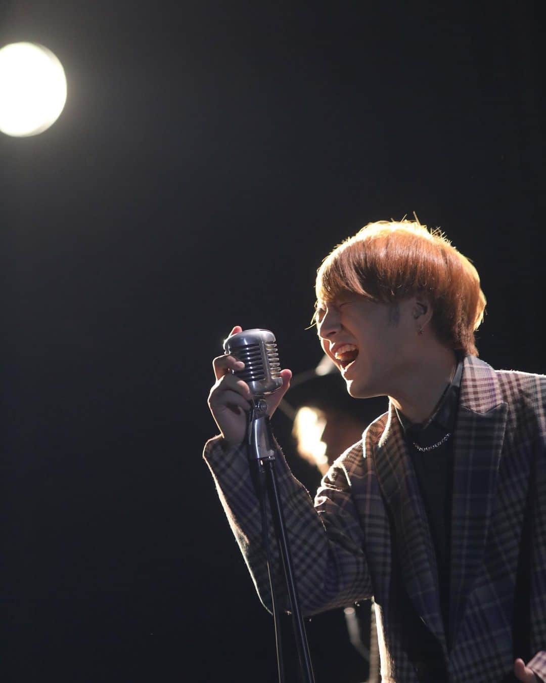 のインスタグラム：「毎年恒例のCDTV年越しスペシャル 今年も出演させていただきます。 2年連続出演嬉しいな。大感謝。 そしてまさかの4曲も演奏させてもらいます。 「Walking with you」 「Sunny drop」 「拝啓、親愛なる君へ」 「ツキミソウ」 この4曲で最高の新年の幕開けを。 30日はレコ大、31日はCDTV どちらも生放送です。 今年はライブが全然できんかった分 この2日間に今年の全てをぶつけます。 2020年ラストスパートよろしくお願いします。  #novelbright #cdtv #cdtvライブライブ #レコ大 #レコード大賞 #日本レコード大賞  #地上波で #4曲も歌えるの #超胸熱 #しびれる  #地味に #ツキミソウ #地上波初披露です #お楽しみに」