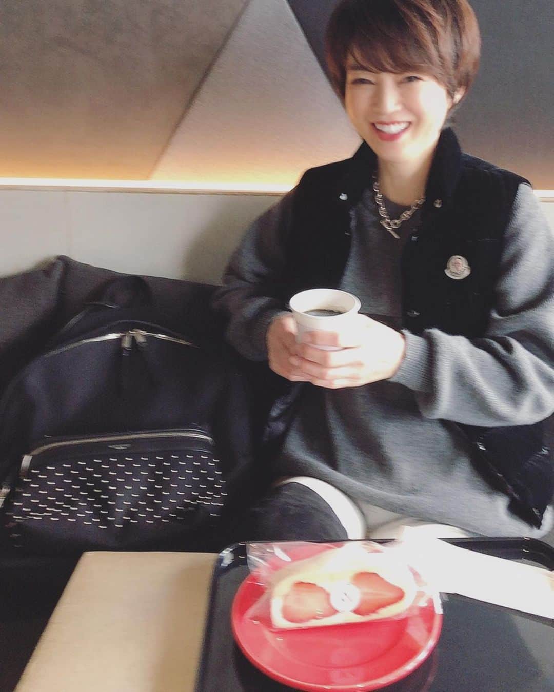いかりさとみのインスタグラム：「☕️ 🍓  #fotooftheday #portraitphotography #instafashion #ootd #tokyo」