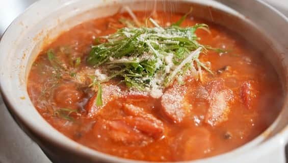 けんさむさんのインスタグラム写真 - (けんさむInstagram)「けんさむ🐶です🍅 #主夫けんさむ 「#宇城彩館 」で食材を調達し『#トマト鍋 』を作る🍳人生初のトマト鍋は成功なるか⁉️😎✨ 📍#サンサンうきっ子宇城彩館 #宇城市 . 詳しくはプロフィールURLからブログみてはいよ🙋‍♂️🍊 . いいね👍フォロー👯‍♂️Thankyou😇✨ 皆さんの熊本のお気に入りを教えてください🌿 コメント📝メッセージ💭待ってます🐶🎶 . #けんさむの熊本紹介 #熊本 #熊本グルメ #くまモン #けんさむ #熊本観光 #熊本県 #kumamoto #熊本lunch #熊本ランチ #熊本道の駅 #熊本の鍋 #けんさむクッキング #くまもと収穫祭 #熊本市農産物フェア2020 #送料無料 #なに頼む #お取り寄せ #インスタ更新忘れてたてへぺろりん」12月27日 20時09分 - kensome_kumamoto