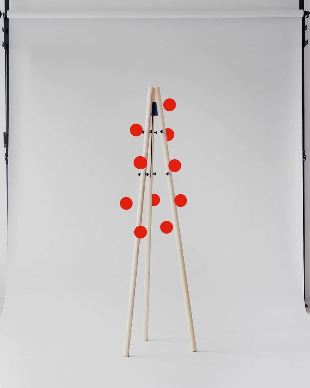 Artekさんのインスタグラム写真 - (ArtekInstagram)「A companion for all seasons, festive or not: The Coat Rack designed by @danielrybakken, who also created this playful illustration.  . #danielrybakken  #coatrack  #artek」12月27日 20時19分 - artekglobal