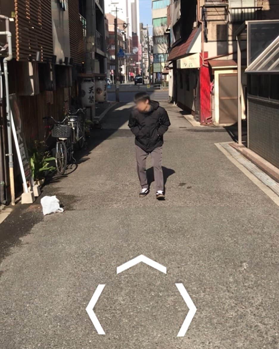 のインスタグラム：「【ストリートビューモノマネ】 猫だと思って近づいたら袋だった人  #モノマネ #ストリートビューモノマネ #ストリートビューに撮られた人 #あるある」