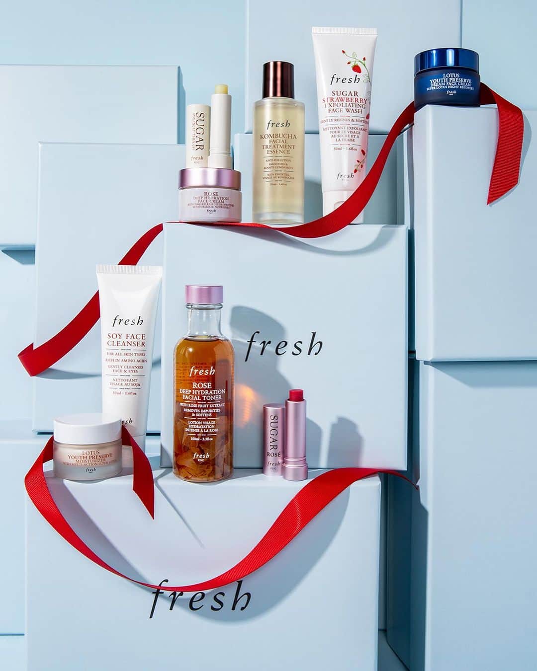 LVMHさんのインスタグラム写真 - (LVMHInstagram)「For the Holiday season, LVMH and its Maisons know no shortage of creativity when it comes to bringing a joyful end of year to you and your loved ones.​  Because self-care is always in season, continue enjoying the Holidays with @freshbeauty skincare routines offering a journey awakening the senses.​  #Fresh​ #LVMH」12月27日 20時12分 - lvmh