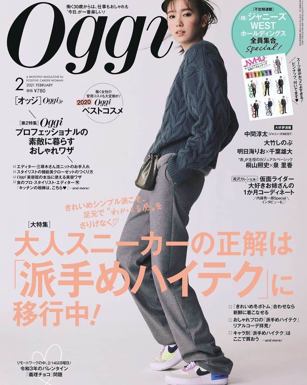 飯豊まりえのインスタグラム：「oggi、明日発売されます！！  珍しい全身の表紙です！ お気に入りです！🥰🥰 ぜひお手に取ってくださいっ  @oggi_mag」