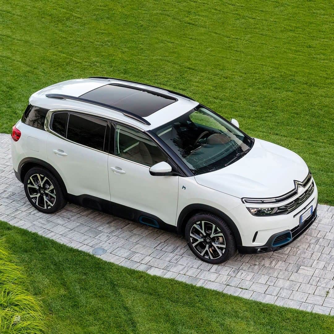 Citroënのインスタグラム：「Just like in a cocoon…☁️ The style and comfort of Citroën C5 Aircross SUV Plug-In Hybrid will win over your entire family. #CitroënC5AircrossSUVHybrid #PlugInHybrid #SilentUrbanVehicle #ËComfortClass  #Comfort #ËlectricForAll #InspirëdByYouAll #New #Citroen #Car #Fashion #Electric #Instacar #Carsofinstagram #Auto」
