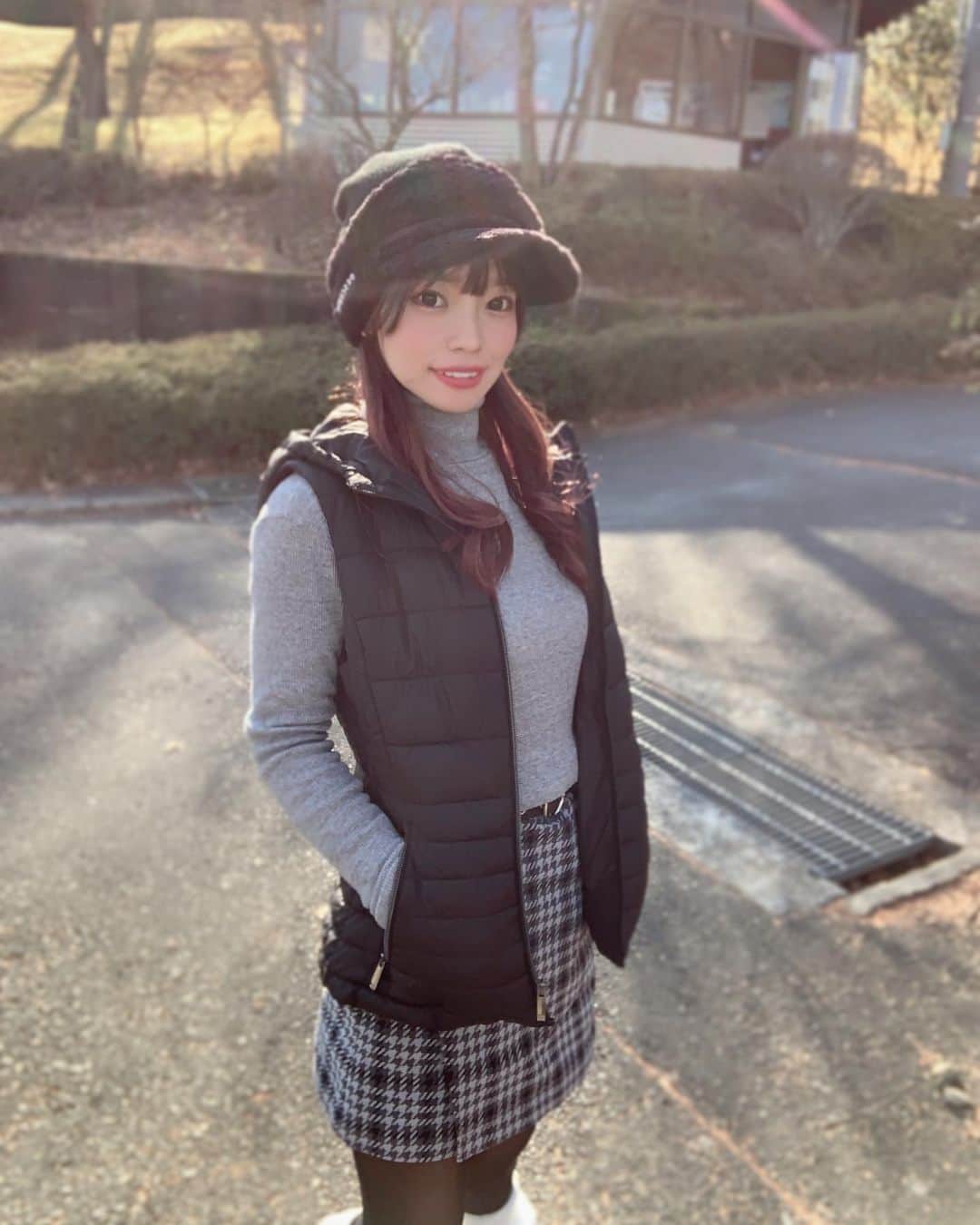のインスタグラム：「⛳️  今月はたくさんゴルフ行けました🏌️‍♀️  あと一回楽しみにしているラウンドがあって そこで打ち納めします☺️💓  今日のラウンド、渾身の当たりはなかったけど 大事故がなくてよかった🥰  バンカーにはやられたけどね🥺 バンカーの練習ってみんなどうしてるんだろ？🥺  打ち納めで ベスト更新できたらいいなー✊✨💓  #ゴルフ女子#女子ゴルフ#ゴルフラウンド #ゴルフ#golf#ゴルフ好き#ゴルフばか #ゴルフうまくなりたい#ゴルフコーデ #冬ゴルフ#ゴルフ女子と繋がりたい」