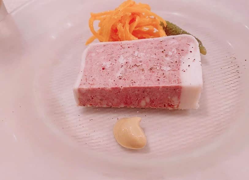 麻衣愛のインスタグラム：「中目黒　 「ビストロ　タツミ」 テリーヌがとてもおいしい🥩 内臓なのにさっぱりしてて食べやすい☁️ アバ料理がおすすめらしいです。 #フレンチ #テリーヌ #中目黒　#アバ料理　#フレンチレストラン #ビストロ　#食べログ」