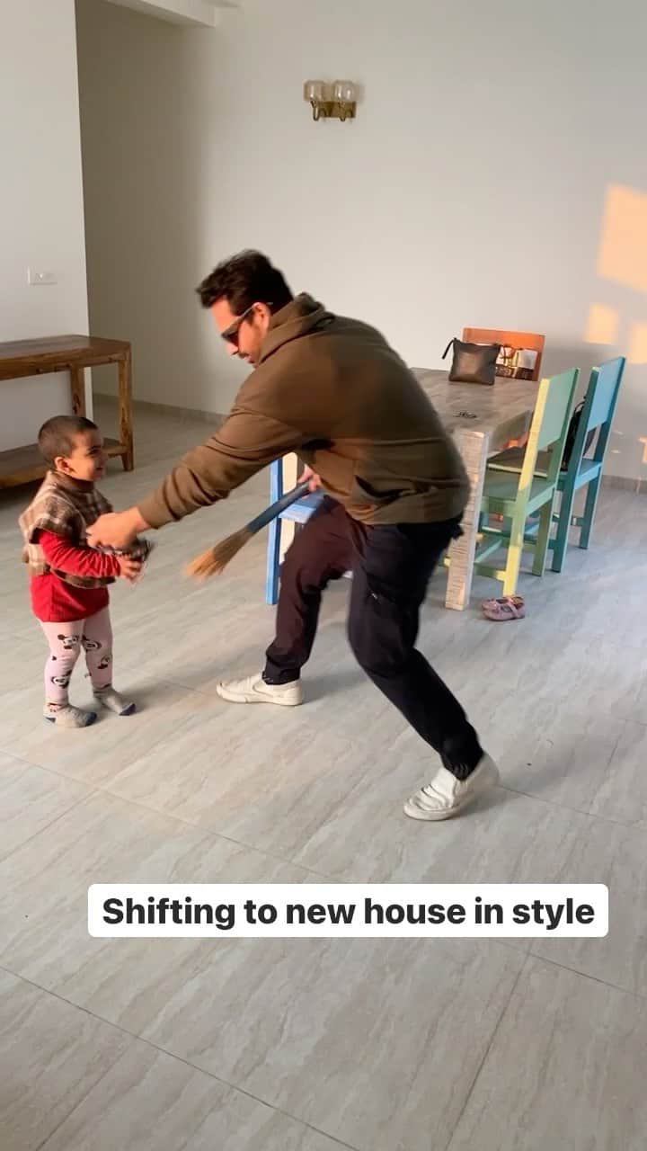 Gaurav Tanejaのインスタグラム：「Shifting to our new house... #flyingbeast」