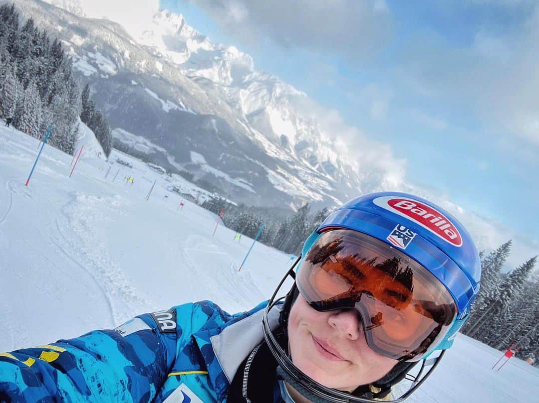 ミカエラ・シフリンのインスタグラム：「Another one of *those* days at @reiteralm ...🤙🤫🙃   Now it’s off to the races🙃! Hup hup hup😝 #weareskiing」