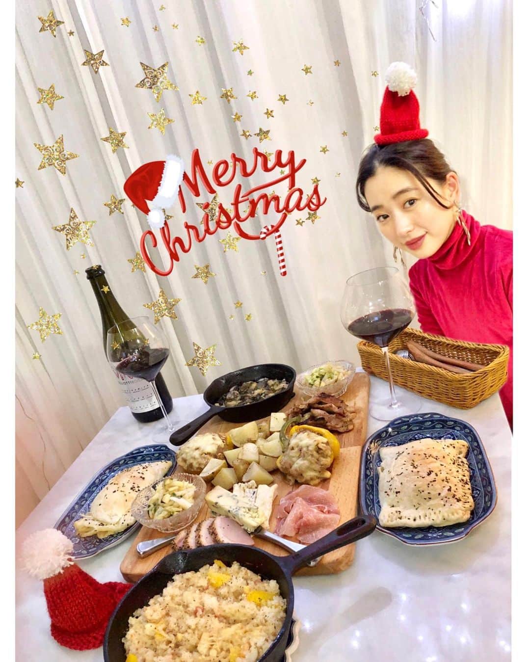 松永ちさとのインスタグラム：「🎄Merry Christmas🎅 今年は右目がものもらいになって 化粧でなんとか隠してくりぱ⭐︎⭐︎ 電飾つけたらやぱりたのしい気分😍 25日は逆にぜんぜんXmasぽくない ベトナム料理食べてボーリングしたよ🎳笑 大人でも子供でものサンタ帽🧶♫♫ 来年も編物する時間が増えそうな冬休み @knitlover_chisadolcevita  #かんたんニット帽 #chisadolcevita  #chisacook #merrychristmas #松永ちさと」