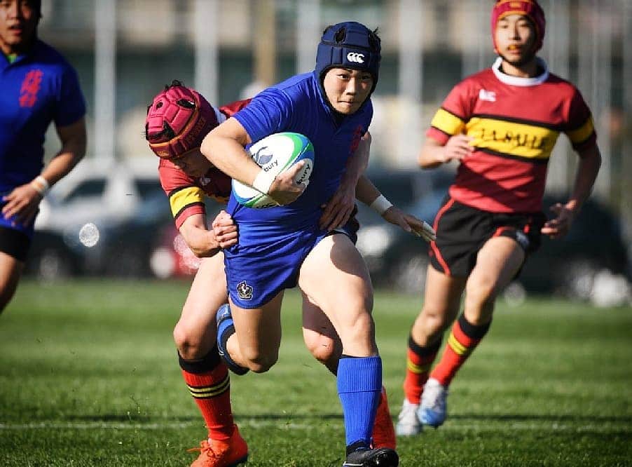 J SPORTSのインスタグラム：「【大会初日の振り返り】 #長崎北陽台（長崎）69-14 #函館ラ・サール（北海道ブロック）  第2グラウンドの開幕試合、ボールを持って前に出る長崎北陽台のSH川久保選手（2年）  ★#花園 100回記念大会　全62試合 生中継＆LIVE配信！ #ラグビー #高校ラグビー」