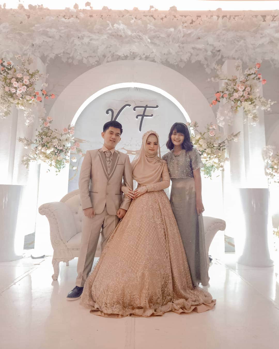 セイのインスタグラム：「Dear Mrs. Febry,  Perasaan kayak baru kemarin haha-hihi di tempat Ngaji terus nge-Fangirl bareng. Tau-taunya sekarang sudah bersuami aja.  Aku masih kesal kamunya lama engga ada ngabarin begitu sekali ngabarin langsung ngasih undangan Online. Tch! Gasopan.  Semoga kalian adem-ayem terus, ya! Dah.   Ps. Aku nyusulnya nanti bareng sama Hyunjin.  With love,  Mrs. Hwang.」