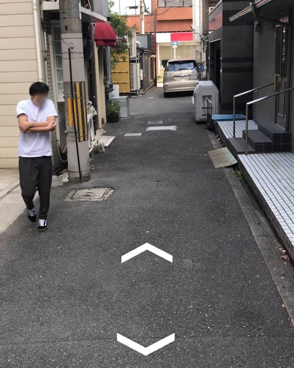 のインスタグラム：「【ストリートビューモノマネ】  今日は凄く暖かい日と思って薄着で出かけたら凄く寒い日だった人  #モノマネ #ストリートビューモノマネ #ストリートビューに撮られた人 #あるある」