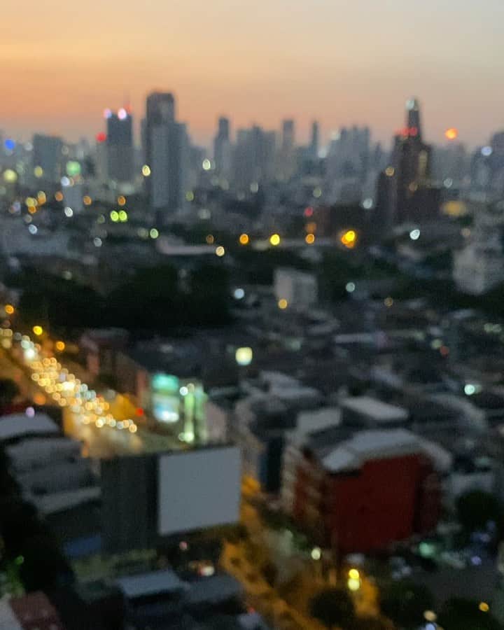 phantastic420のインスタグラム：「#goodmorning  #おはようございます  #สวัสดี 🙏#สวัสดีครับ 🙏🇹🇭😇😇😇😇😇🗻😇😇😇😇 🇹🇭#Thailand now 🤣#サワディーカップ 🙏#サワディー 🙏 昨日、今日と爆焼けしませんでした🤣 基本この時期朝晩毎日爆焼けです🤣PM2.5が焼けてるんじゃないかと思うのですが、そこは自分の胸の奥にしまっておきます🤣こんなところでPM2.5に出会うとは…まぁあの国と同じような感じなんでしょうねぇ〜🤣 この乾季時期だけが爆焼けするのか１年経ってみないとわからないですが🤣」