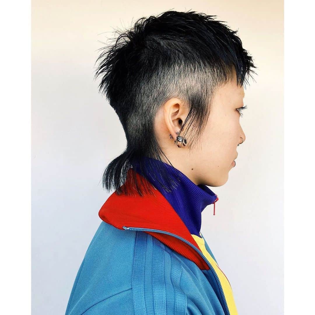 veticaのインスタグラム：「▼ vetica guest hair▼  個性を大切に。もみあげと襟足を残した「金魚ヘア」  hair 高木　@takaotakagi   #vetica #tokyo #harajuku #ladies #beauty #hair #cut #color #bleach #　#お客様ヘア」
