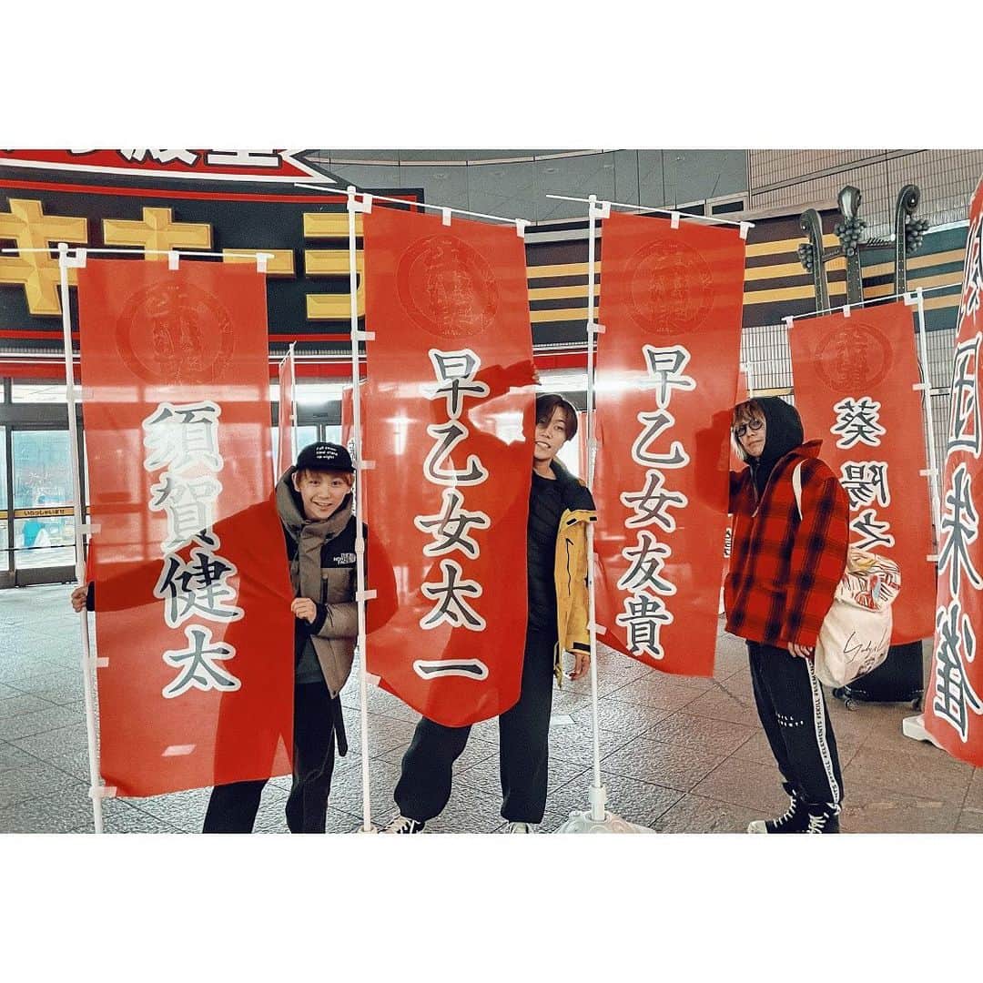 須賀健太のインスタグラム：「劇団朱雀『ぎふ葵劇場 幕引き公演』全日程終了致しました！ お越しくださった皆様、ありがとうございました！  いやー怒涛の12月でした。笑 全公演日替わりの芝居と舞踊。 前日の公演終わりに明日の演目の稽古をする生活。 寝れなかったし、時間もなかった。 でも、その中でのベストを尽くす精神と、キャストスタッフ全員のそれぞれの力を掛け算して作り上げるその空間に僕自身ずっと高揚してました。 この空間に入り込む事を夢見てたから。  僕は不器用で、やらなければならない事もすぐにはできないタイプなんだけど、根気強く向き合ってくれるたいちゃんをはじめとする共演者の皆さんと、サポート力がとんでもないスタッフの皆さんのおかげで、なんだか少しだけ自信が持てた気がします。 "俺は前日稽古でもいけるんだぜ"って笑 自分で自分に自信がなくなったらこの事をガソリンにしたいと思います。 大きく険しく、そして美しい経験をさせてくれて本当に感謝しています。  そしてタイチサオトメはやっぱり化け物だった。 楽しませる化け物。笑 今回彼の演出家と座長という一面を見て、改めて心から尊敬したし、僕自身にこんな経験をさせてくれた事に心から感謝しています。  天才とかすら安っぽい。 だって四六時中作品に注いでるんだもん。 この人はすげーんだ！と。 おこがましいけど憧れの友達です。  そして色々な事があった2020年。 思うように活動できなかった部分も少なからずあったし、一筋縄ではいかなかったけど、年末にこの劇団に出られて…  役者として年を越せる。  そんな気がしています。 ありがとう。  #劇団朱雀」