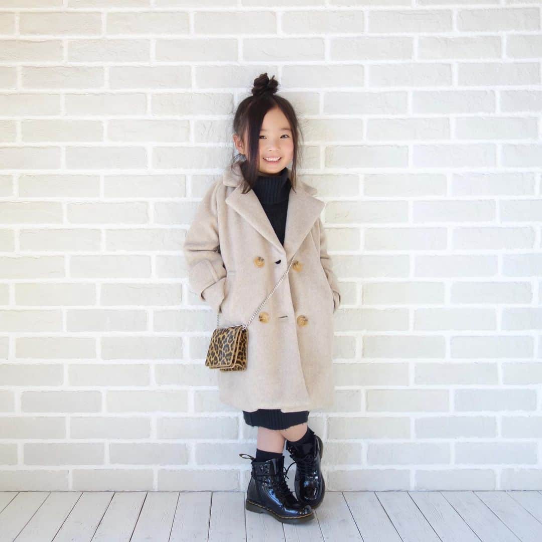 Saraさんのインスタグラム写真 - (SaraInstagram)「. coordinate♡ . @urbancherry_ さんの チェスターコートで冬コーデ🧸 . シルエットが綺麗で カジュアルにもガーリーにも 大人っぽくも着られそう◎💓 . outer ▶︎ #urbancherry  one-piece ▶︎ #apreslescours  boots ▶︎ #drmartens  bag ▶︎ #moussy  . #ootd #kids #kids_japan #kids_japan_ootd #kjp_ootd #kidsfahion #kidscode #kidsootd #kidswear #キッズコーデ #キッズファッション #インスタキッズ #urbancherry #チェスターコート #レオパード #ニットワンピース #ドクターマーチン #ライブドアインスタブロガー」12月27日 20時37分 - sarasara718