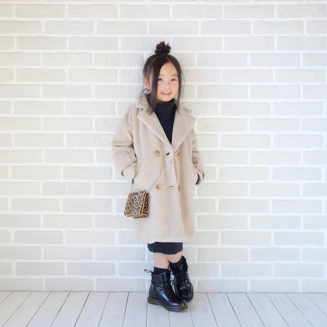 Saraさんのインスタグラム写真 - (SaraInstagram)「. coordinate♡ . @urbancherry_ さんの チェスターコートで冬コーデ🧸 . シルエットが綺麗で カジュアルにもガーリーにも 大人っぽくも着られそう◎💓 . outer ▶︎ #urbancherry  one-piece ▶︎ #apreslescours  boots ▶︎ #drmartens  bag ▶︎ #moussy  . #ootd #kids #kids_japan #kids_japan_ootd #kjp_ootd #kidsfahion #kidscode #kidsootd #kidswear #キッズコーデ #キッズファッション #インスタキッズ #urbancherry #チェスターコート #レオパード #ニットワンピース #ドクターマーチン #ライブドアインスタブロガー」12月27日 20時37分 - sarasara718