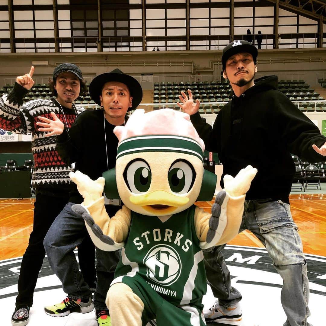 RYO the SKYWALKERのインスタグラム：「西宮ストークス 今年最後のホームゲーム！🏀 ハーフタイムにライブさせてもらいました！！  サーカス・フォーカスとの「エナジーソング」も初披露出来て良かった🙌  試合の方もストークス勝利！！🎊  ストーキーもお疲れ様でした！👍 #西宮ストークス #西宮 #STORKS #Bリーグ #ryothe」