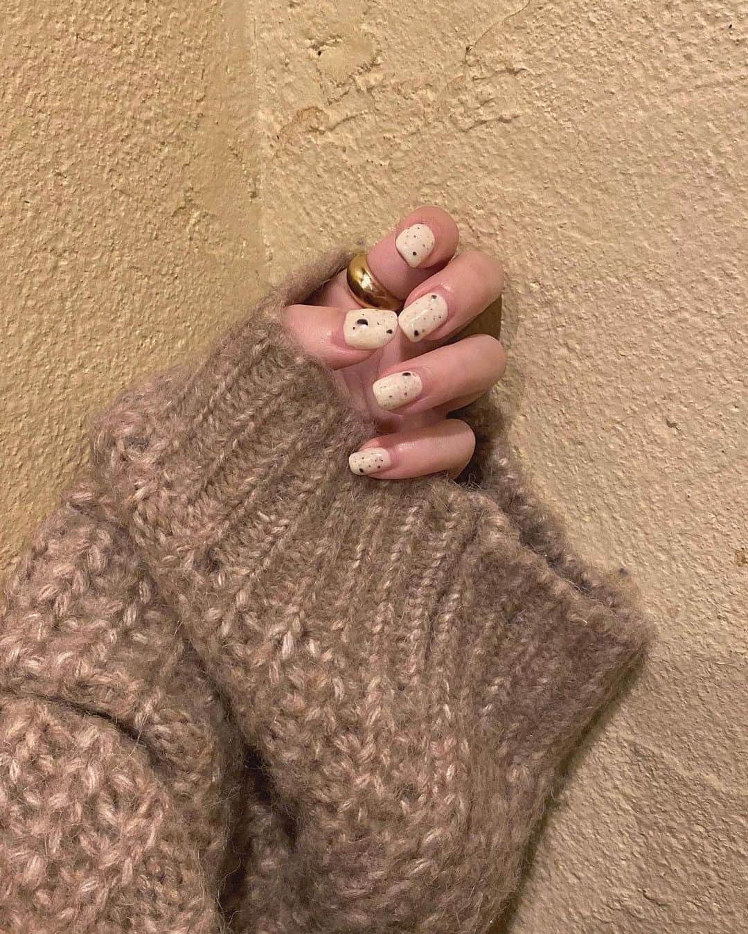 kannnaのインスタグラム：「ちと前にしたセルフネイル🤍🤍 チョコチップ？クッキーアンドクリーム？ みたいなネイル✌🏻 思ってたのと少しちゃうくなったけどまあよし✌🏻  もう伸びてきたから変えよかなあ〜 何か可愛いネイルないかなあ〜」