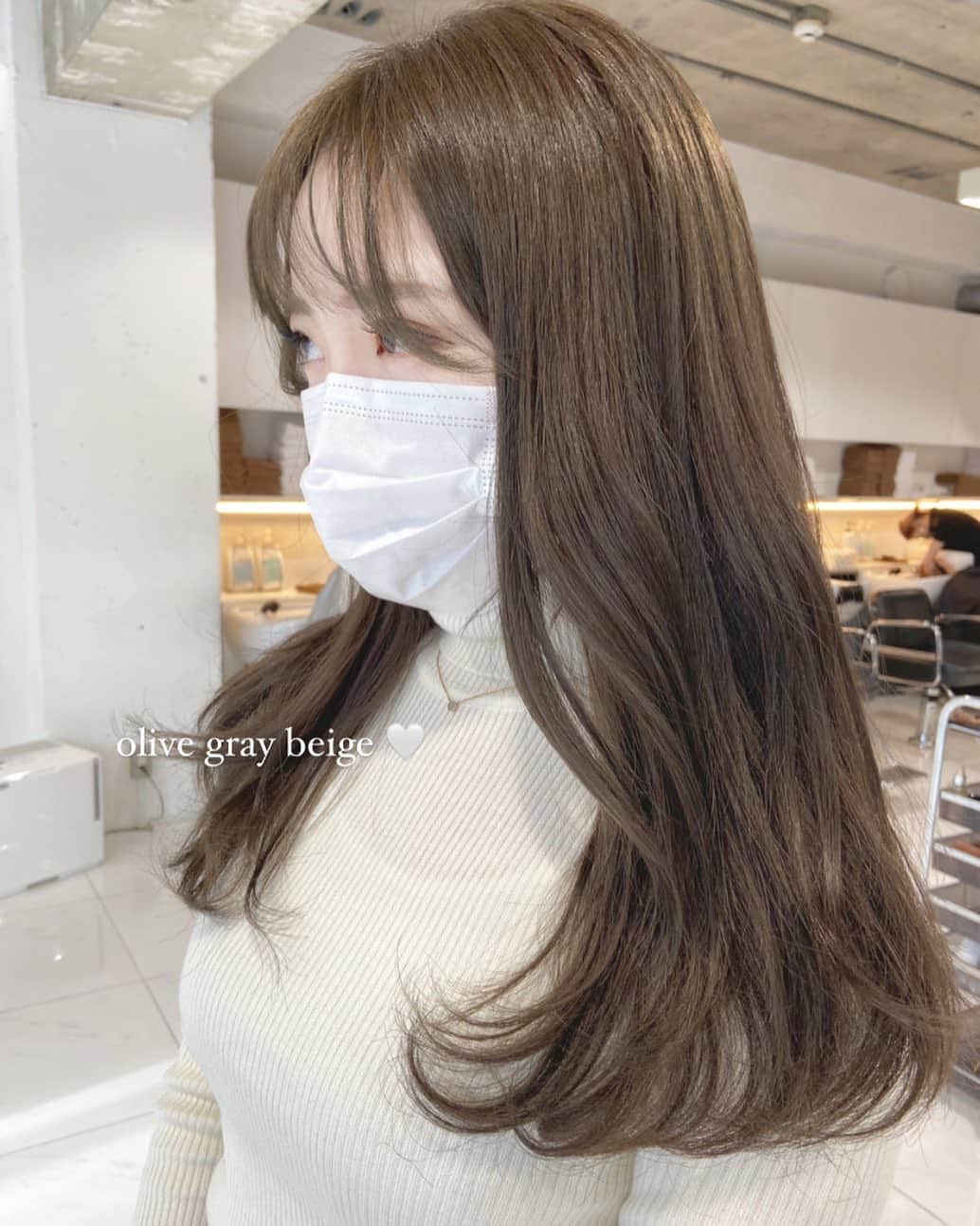 佃加菜のインスタグラム：「olive gray beige🤍 色素の薄い淡い透明感を出してくれるオリーブ♡🍈 🤍赤みを抑えたい 🤍いつも、赤っぽくオレンジぽく退色する方 🤍色素の薄い雰囲気にしたい 🤍暗めにしたいけど、次は明るくしたい気持ちもある 🤍色素を髪に残したくない 🤍元々色白さん、瞳の色がベージュの方 にオススメです♡ . 淡い色のお洋服に相性ぴったりです✨」